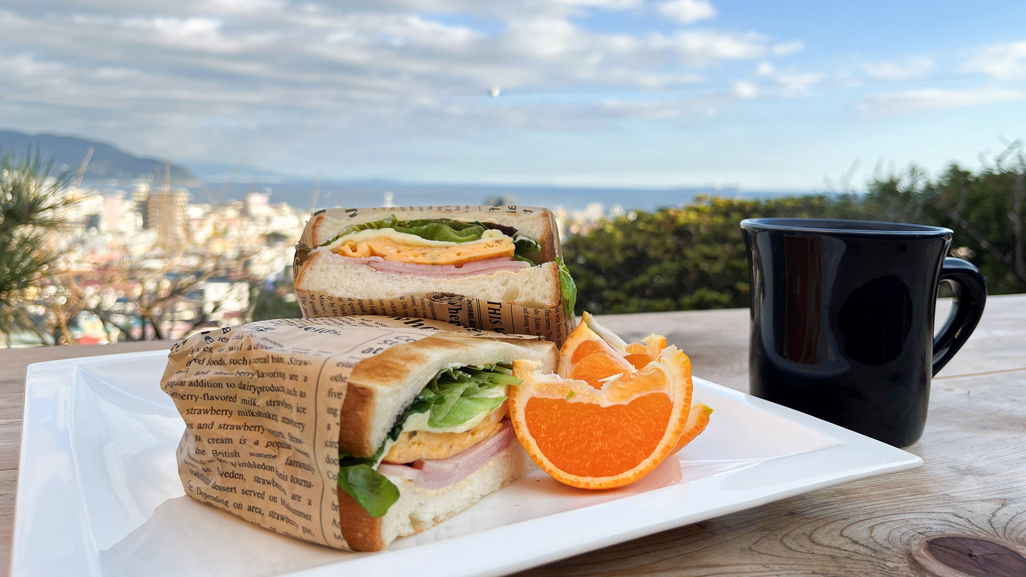 ・【足湯付テラス】テラスには長いカウンターがございます。軽食やドリンクとともに絶景を楽しみませんか