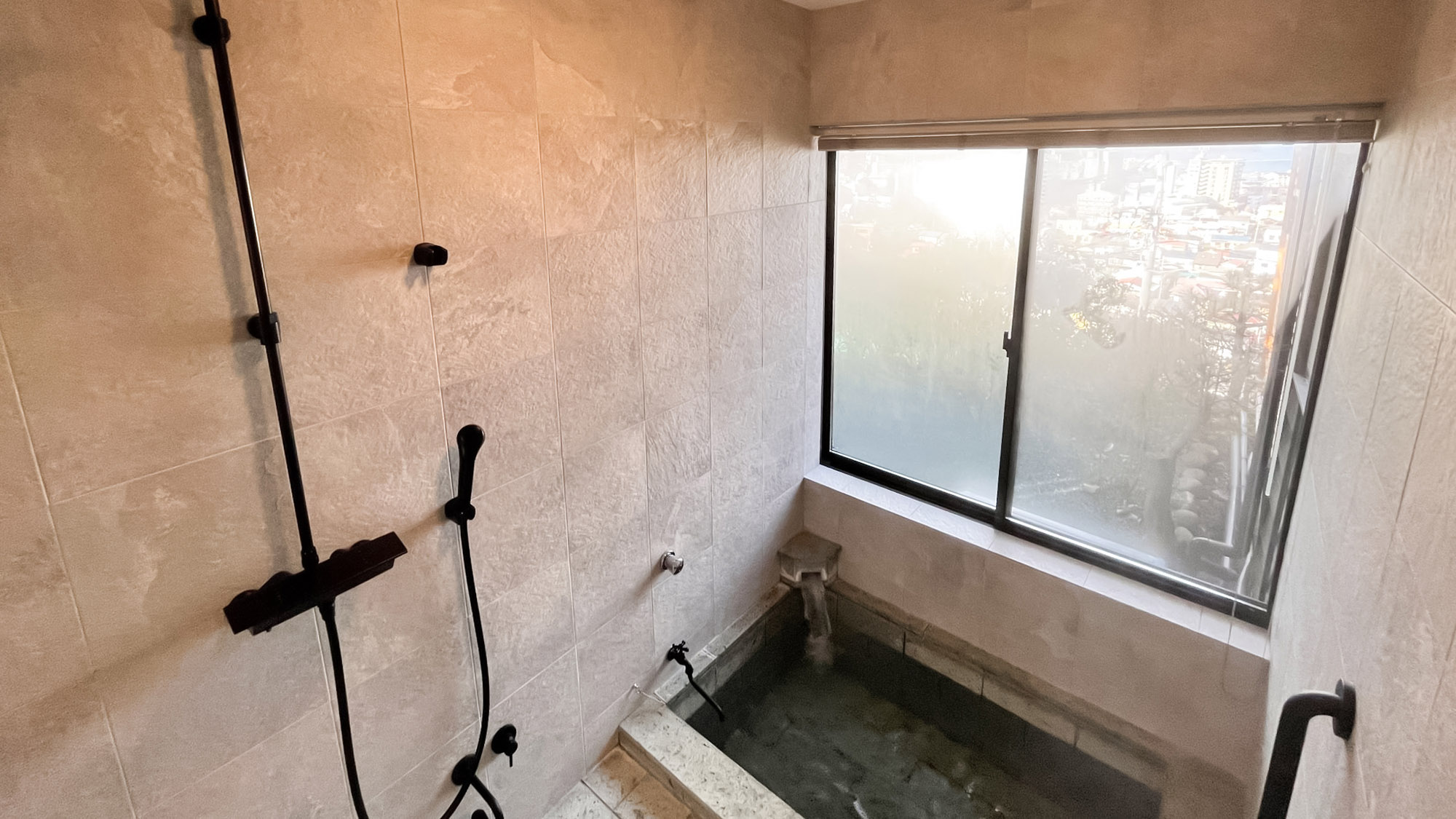 ・【浴室】景色を眺めながら至福のバスタイム。窓にはブラインドを設置しております