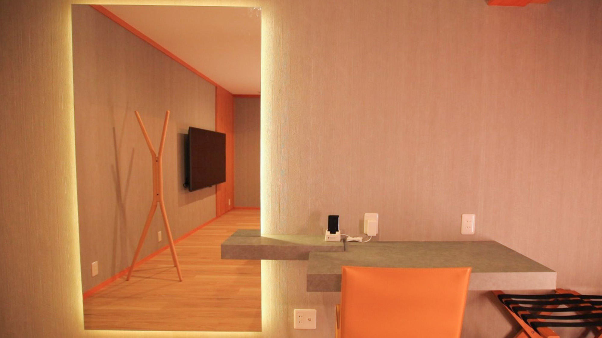 ・【寝室（母屋）】デスク・コンセント・Wi-Fiもございます。テレワークも快適です