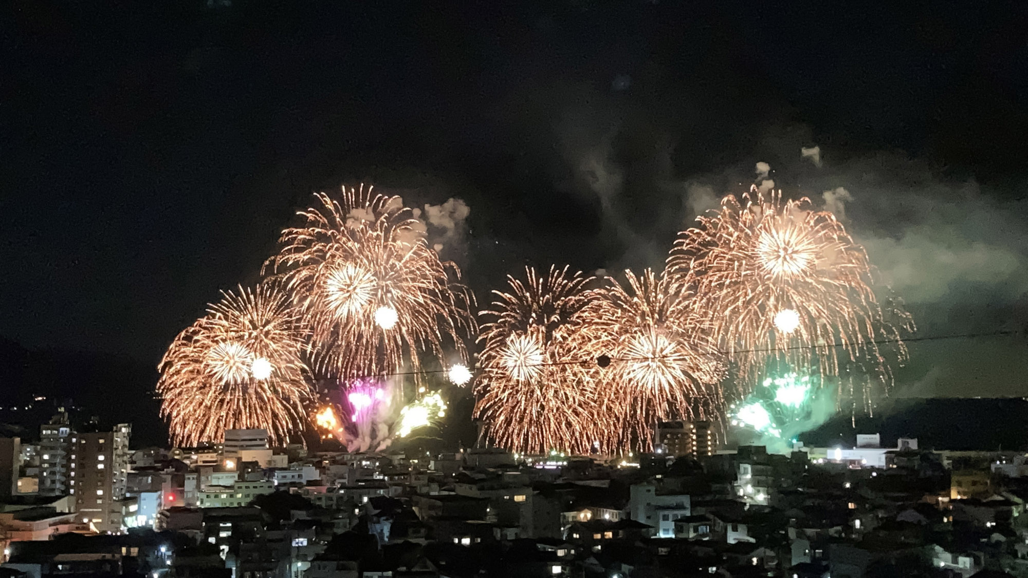 ・【眺望】7月後半から8月にかけて花火大会が多く開催されます。見上げず、同じ目線で花火を楽しめますよ