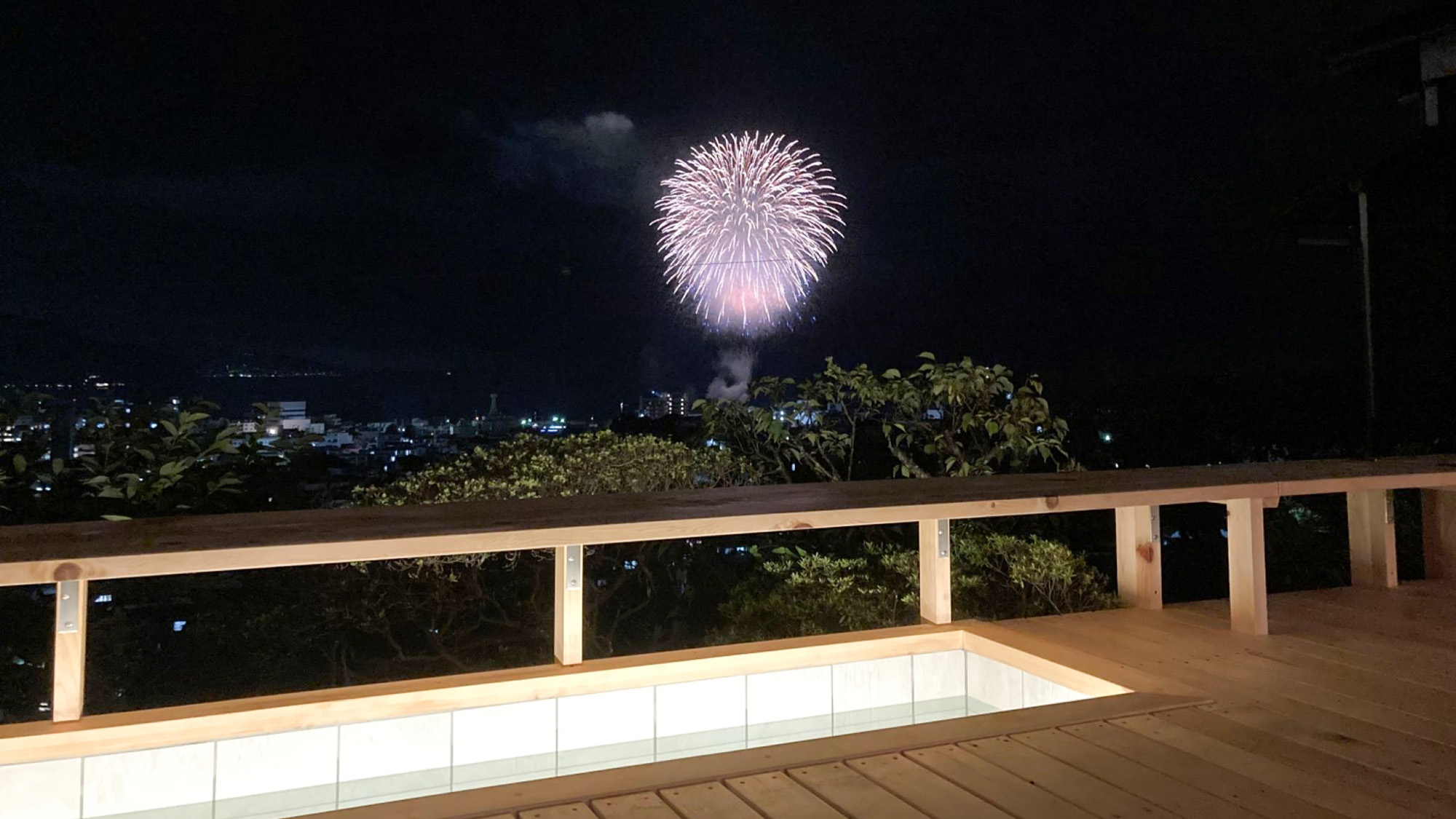 ・【眺望】花火大会のときはテラスが特等席に。大切な方と一緒に特別な体験をしませんか