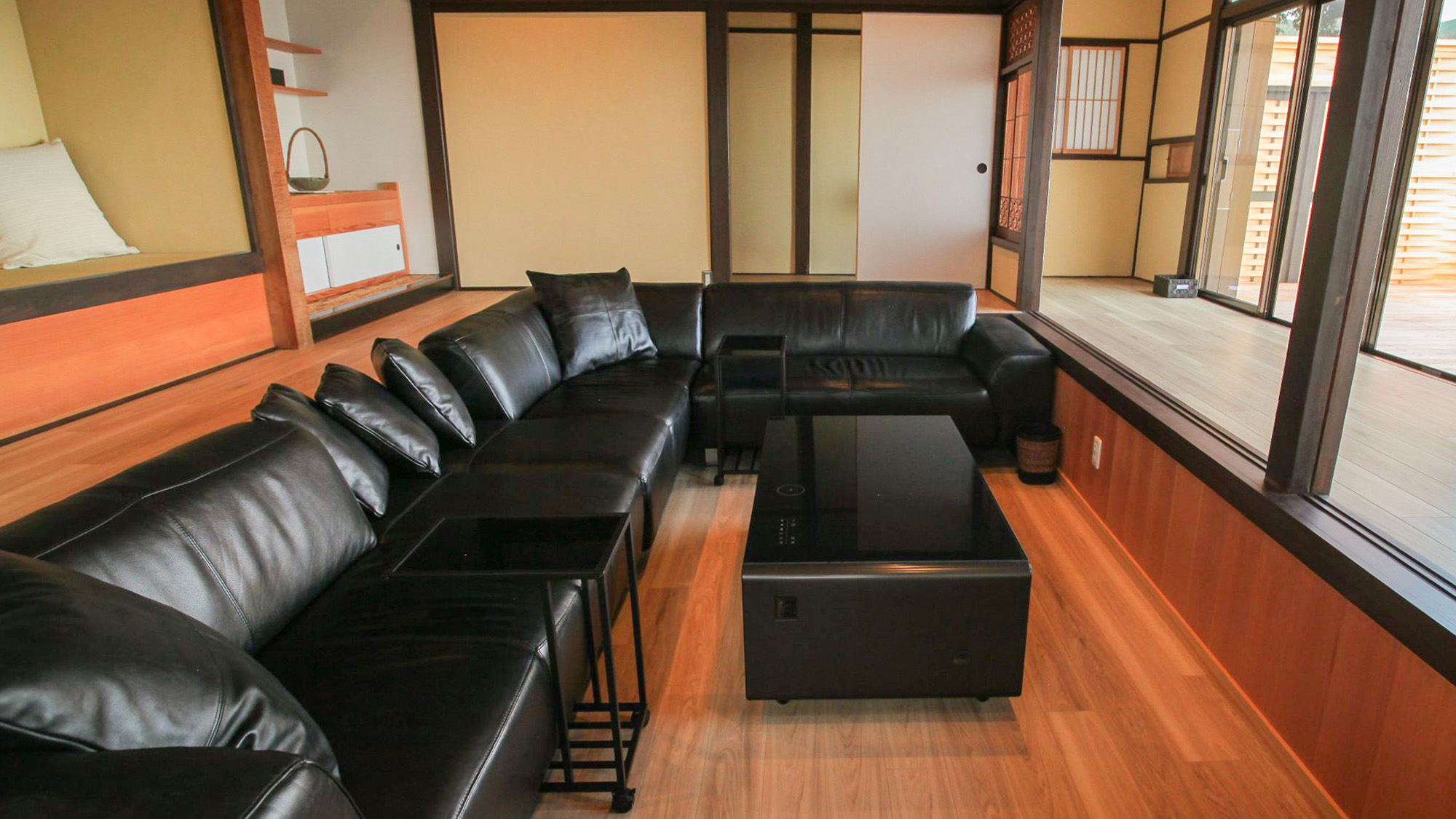 ・【リビング】床を堀り下げて落ち着いた雰囲気に仕上げました。本革の大きなソファーでお寛ぎください