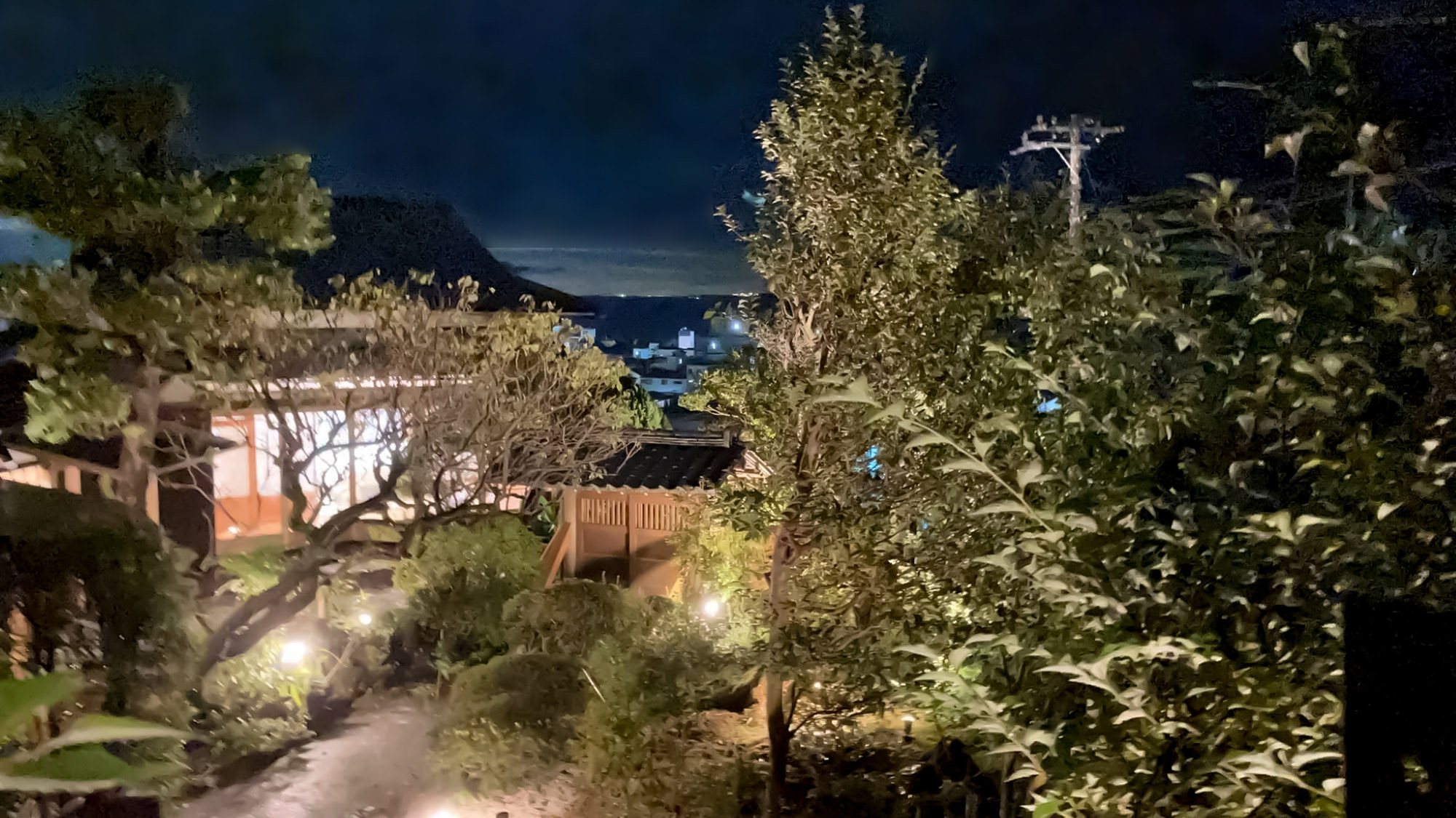 ・【庭園】まるで自然の中にいるような解放感。夜にはライトアップされ幻想的な雰囲気になります