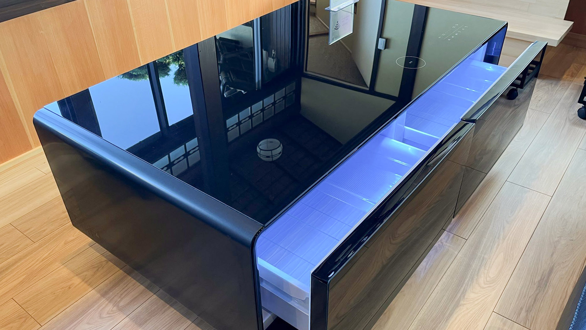 ・【スマートテーブル】リビングのテーブルは冷蔵庫とスピーカーを兼ねたスマートテーブルを採用しました