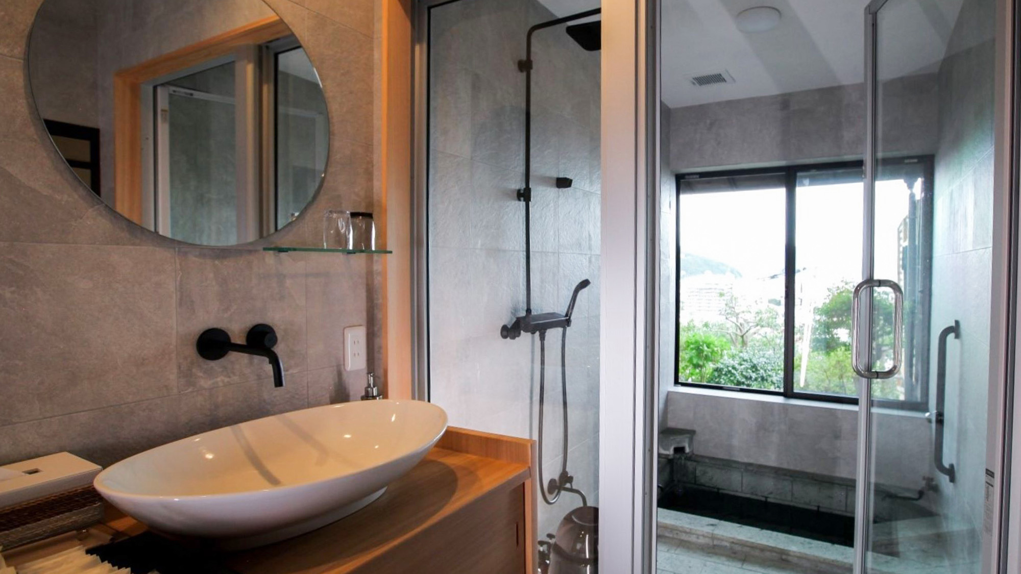 ・【洗面所】広々とした脱衣スペース。床暖房がございますので冬も暖かく快適です