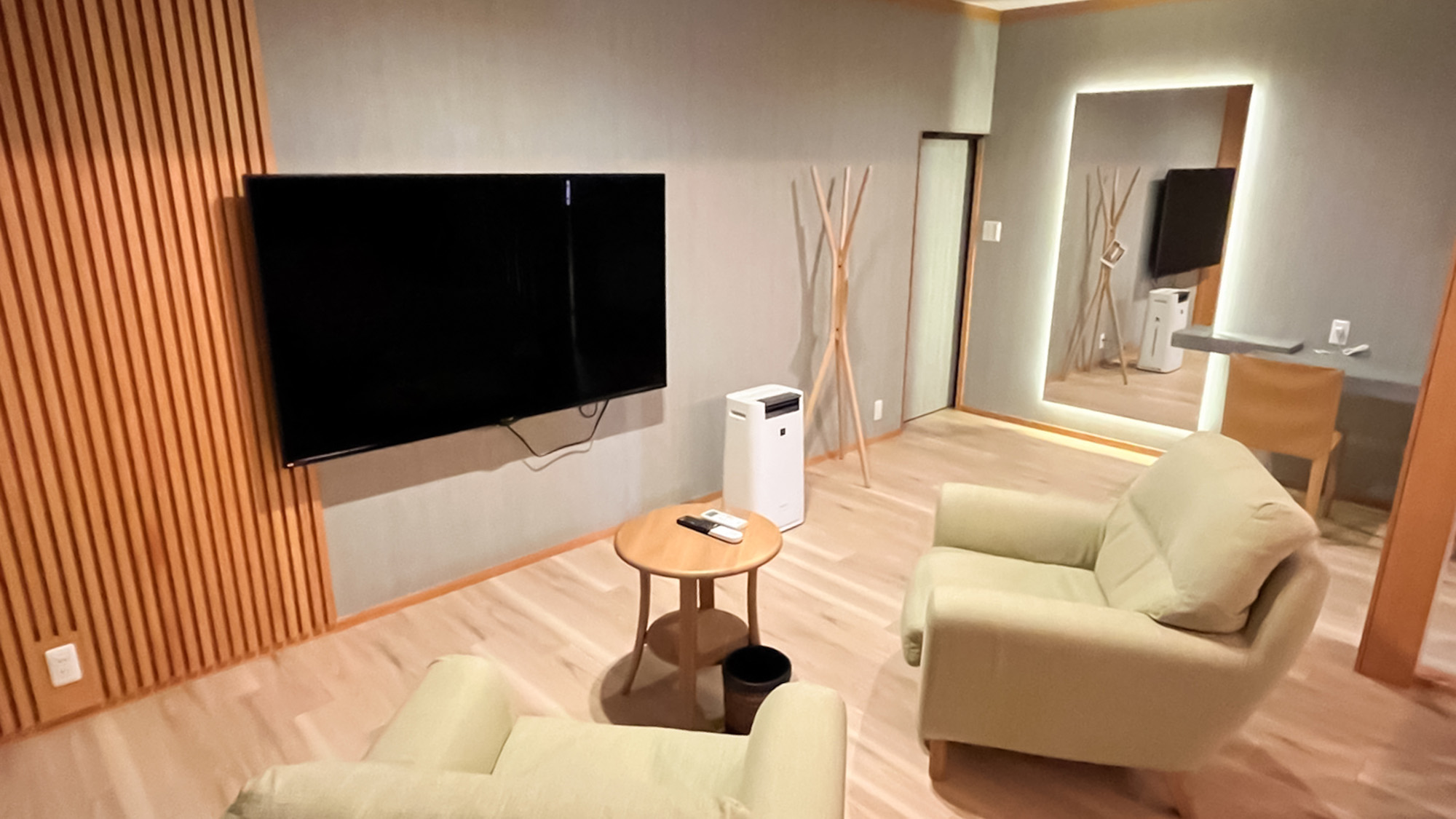 ・【寝室（母屋）】ゆったりテレビを見たり、ソファーで寛いだり過ごし方は自由です