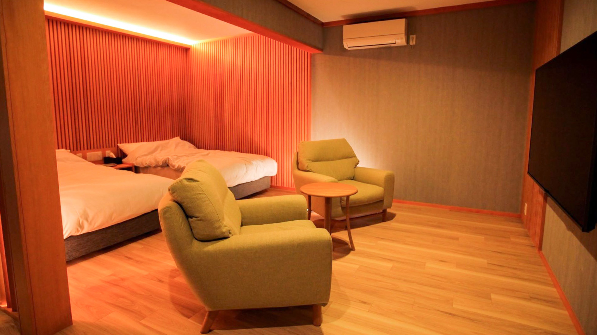 ・【寝室（母屋）】床に木のマスを並べ和洋折衷の空間に。間接照明ですので眩しくなく落ち着いた雰囲気です