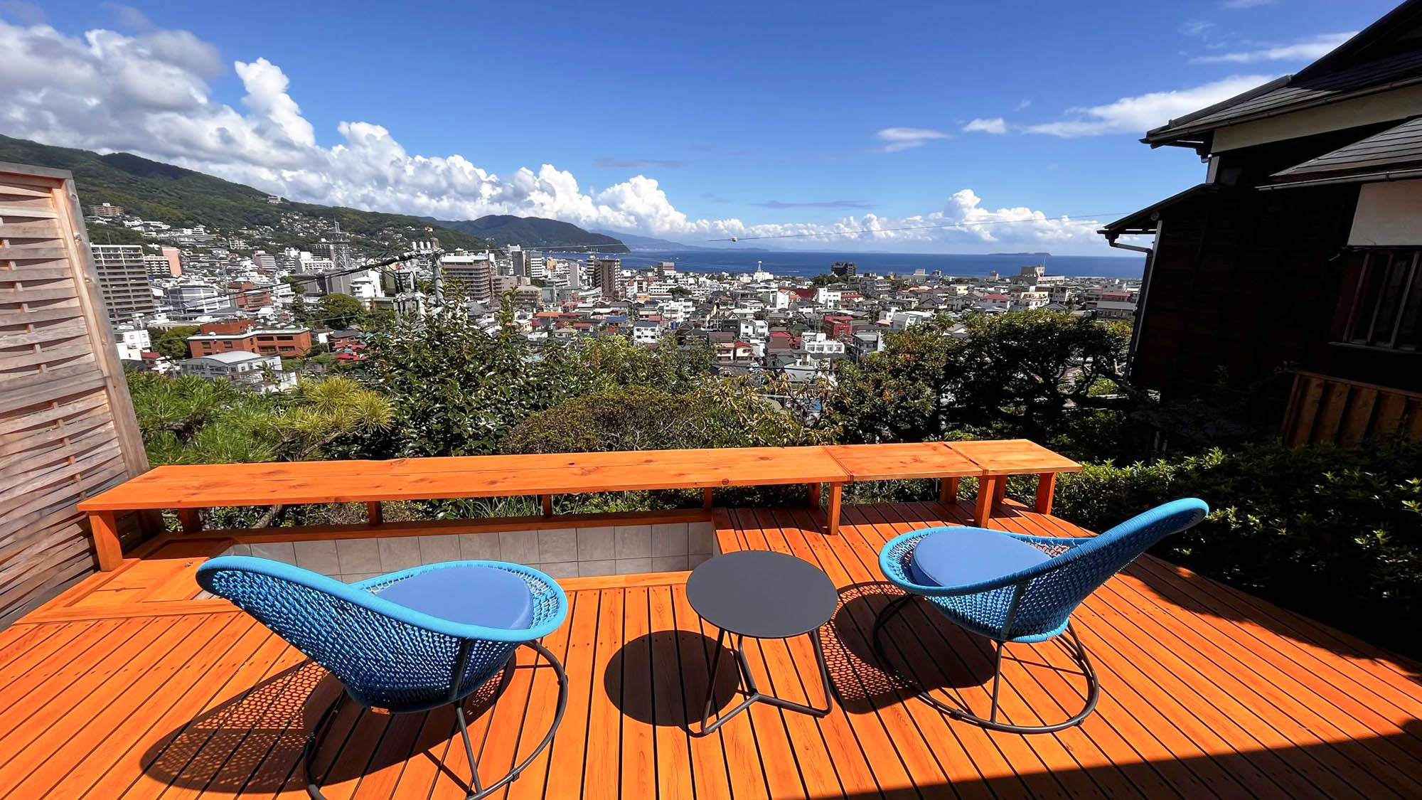 ・【足湯付テラス】街と海が眼下に広がる美しい眺望。椅子に座ってゆっくりと景色を楽しめます