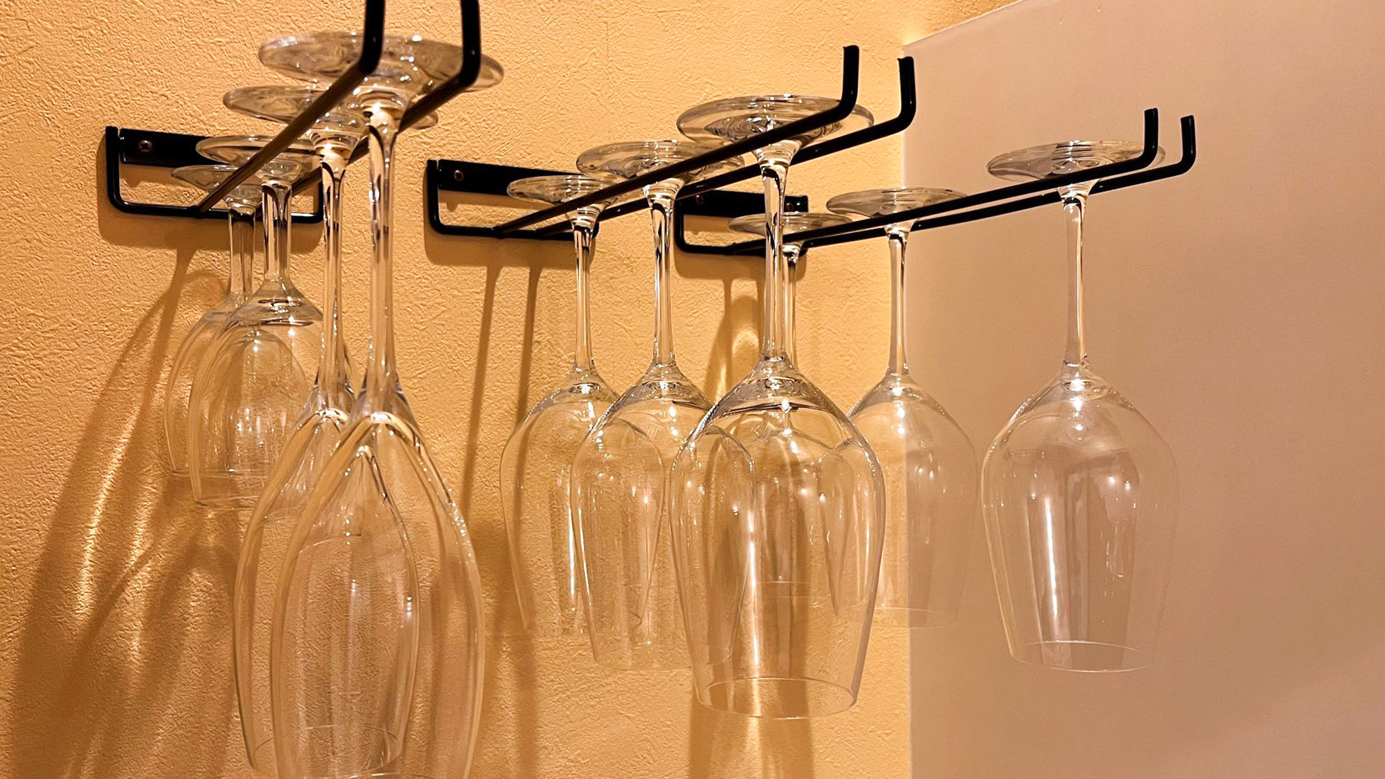 ・【ワイングラス】特別な空間でお気に入りのワインを楽しみませんか。大切な人や気の合う仲間たちと乾杯！