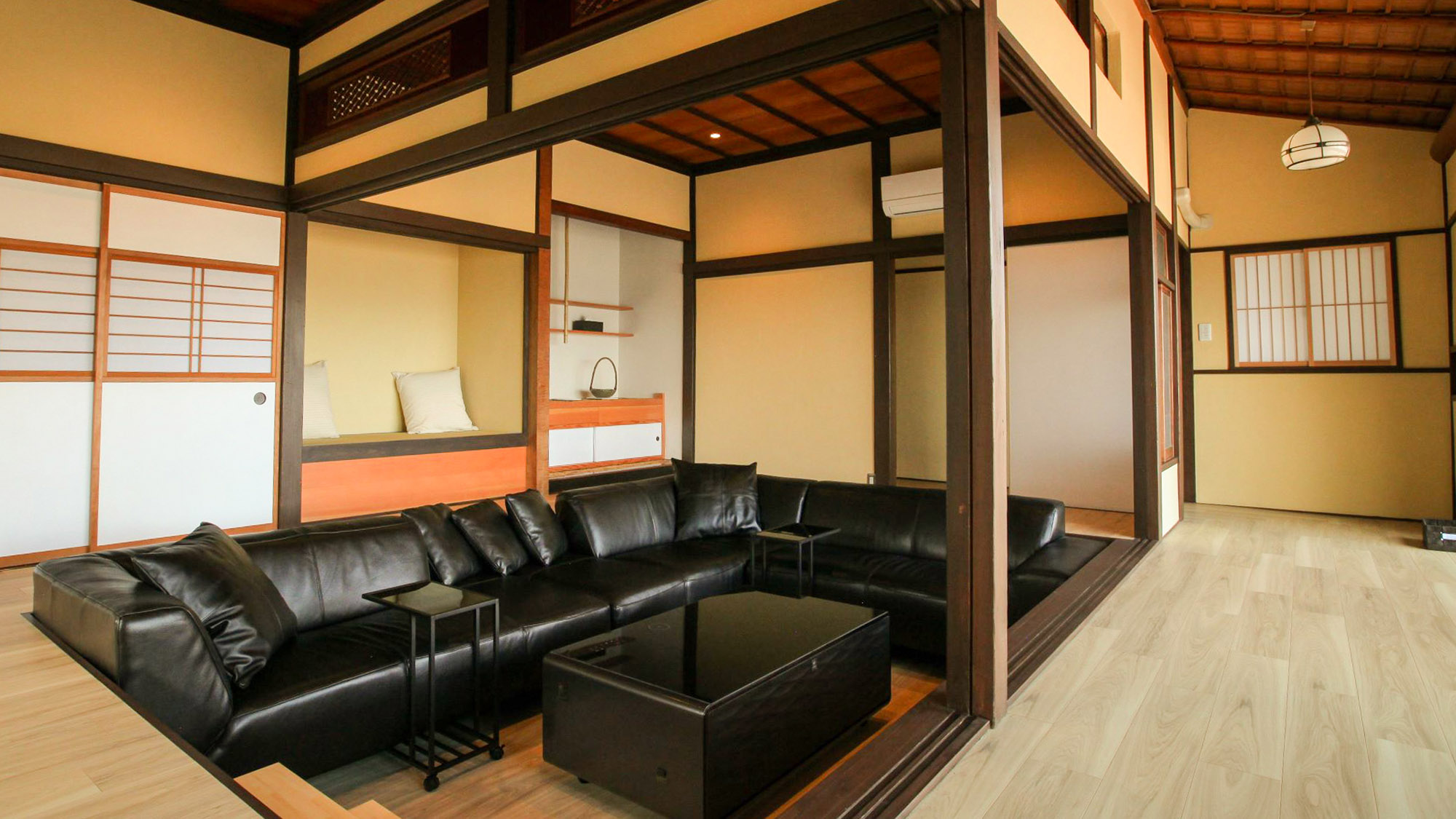 ・【リビング】天井や障子など日本家屋らしさを残しつつも、和と洋を融合させたモダンな空間になりました