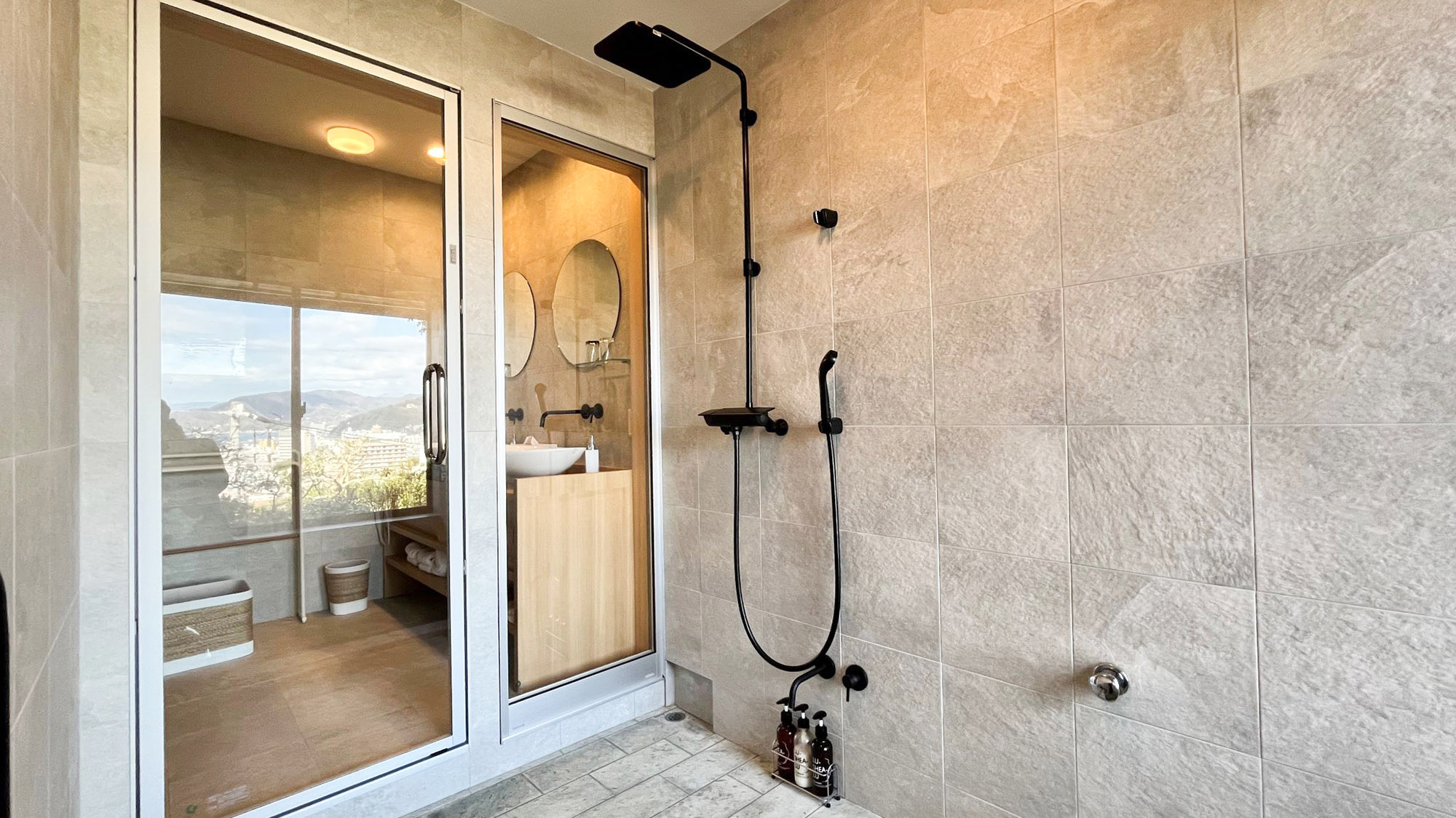 ・【浴室】浴室もゆとりある空間に。2種類のシャワーがございます