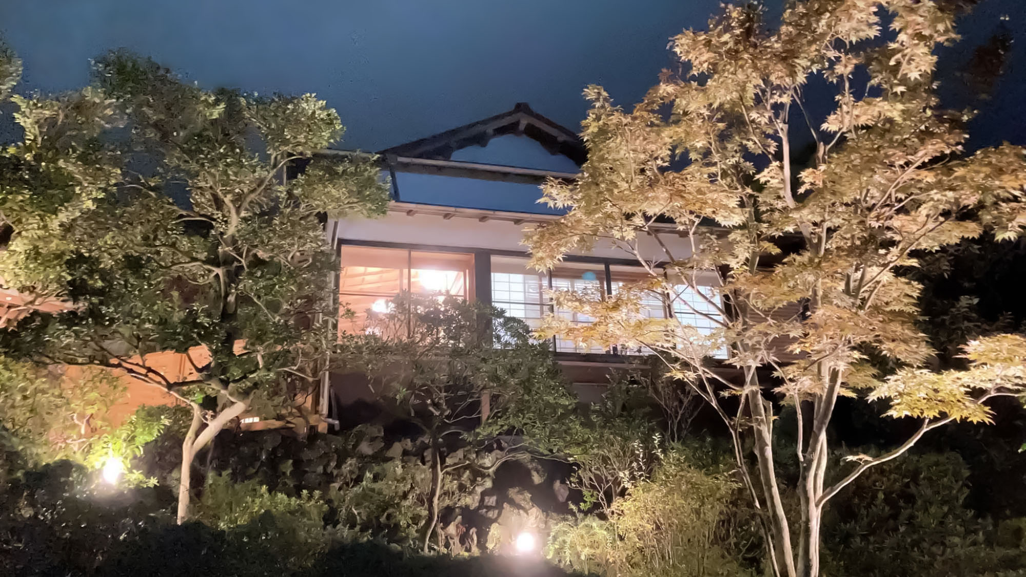 ・【外観】昭和初期から建つ日本家屋を改修しホテルの快適性を取り入れました