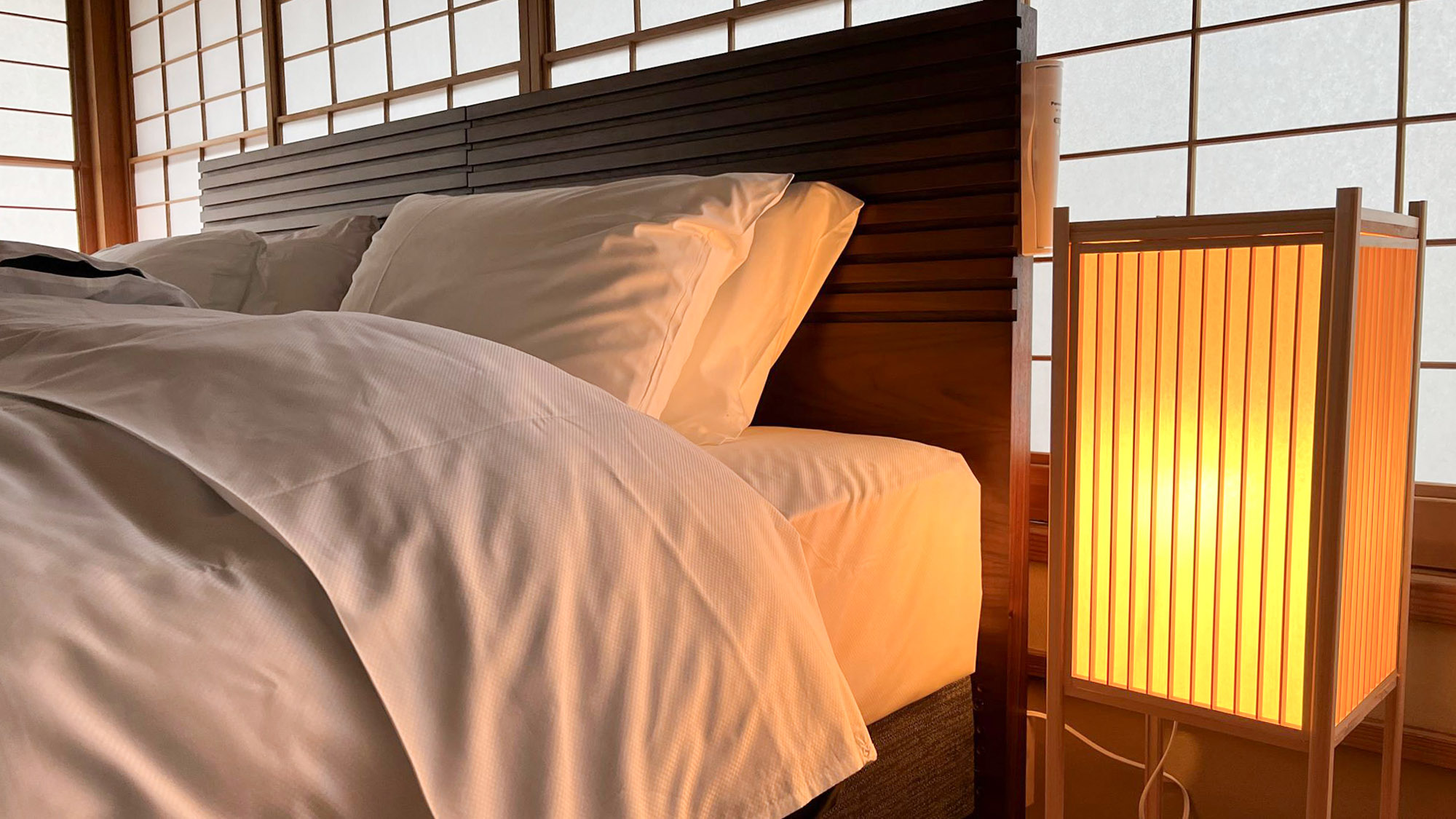 ・【寝室（離れ）】心地の良い明るさの行灯。温かみのある落ち着いた空間になります