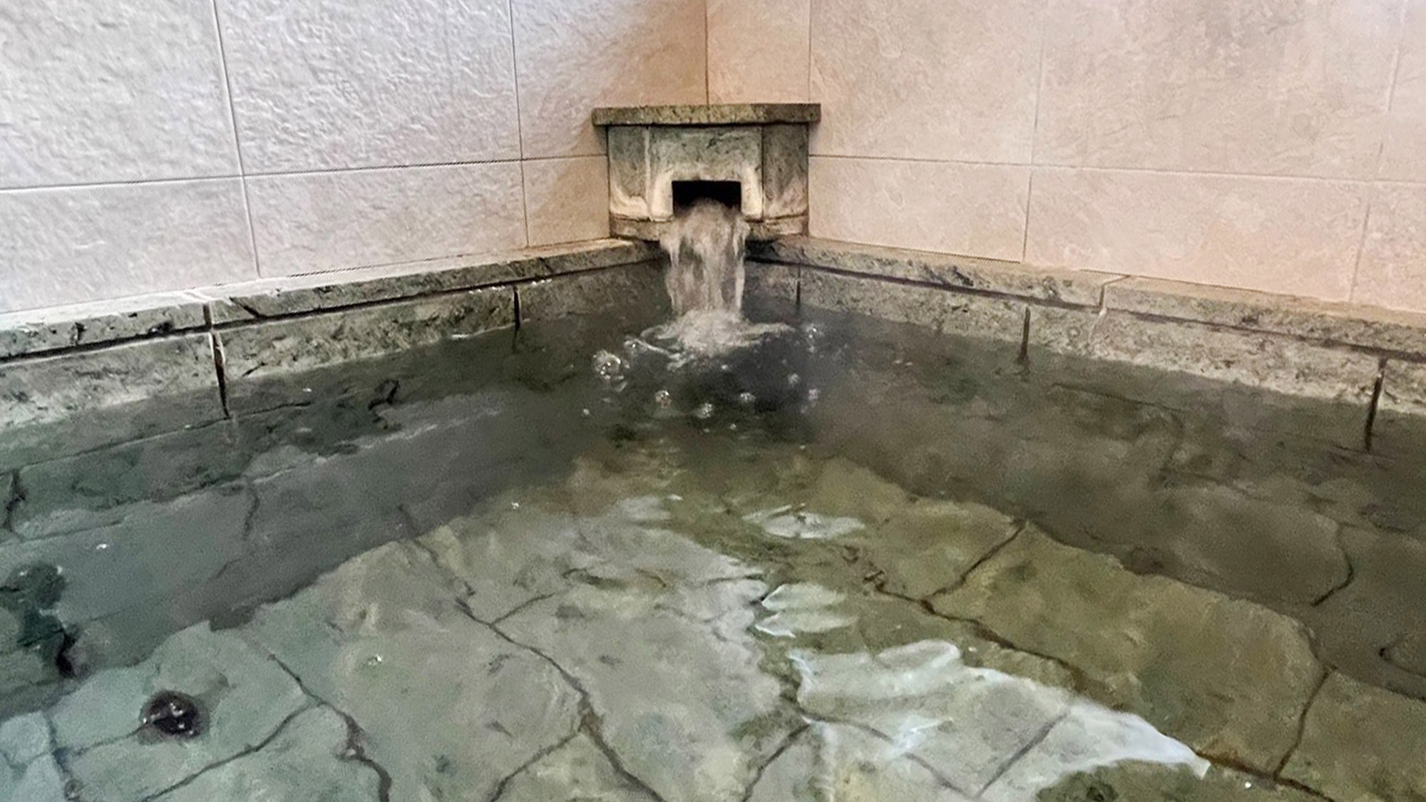 ・【浴室】湯舟には今では採掘できない伊豆石を使用。源泉かけ流しの温泉を思う存分ご堪能ください