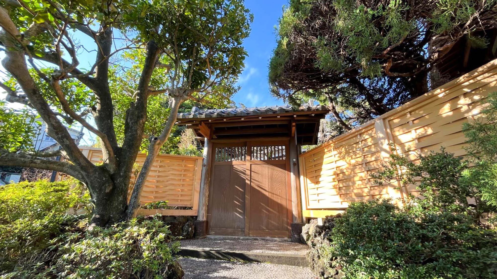 ・【冠木門】立派な冠木門がお客様をお出迎え致します。純日本家屋ならではの和風建築をお楽しみください