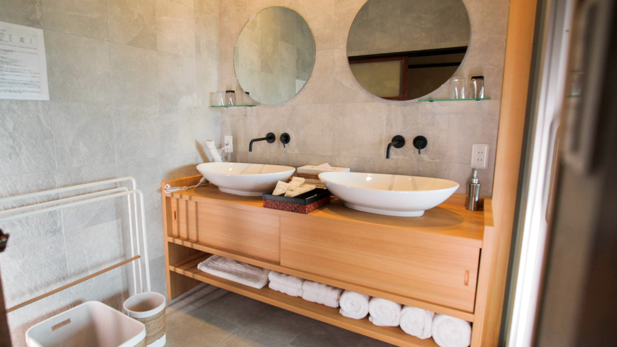 ・【洗面所】バスタオル・シャワーキャップ・ボディタオルなどアメニティも充実