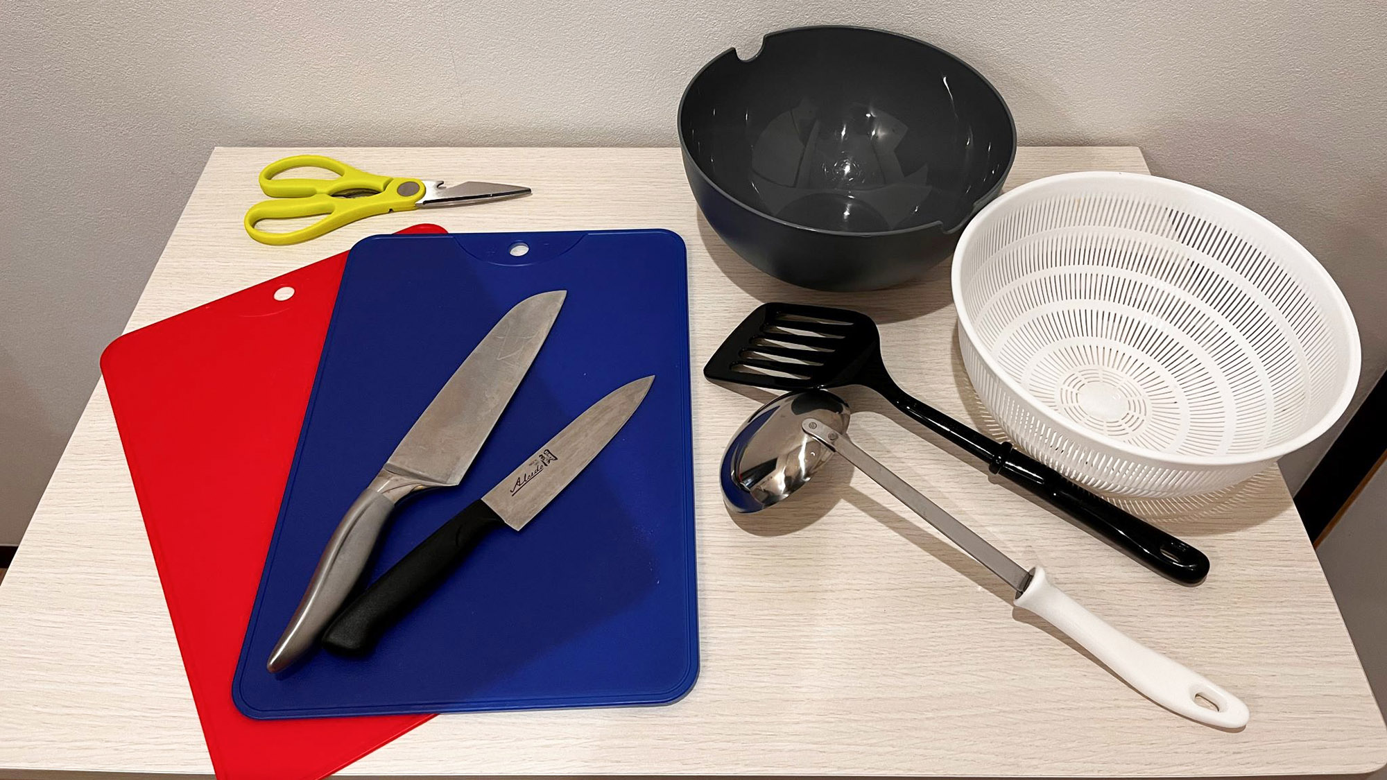 ・【調理器具】包丁・まな板・調理ばさみ・ざるなどお料理に必要なものはひと通り揃えております