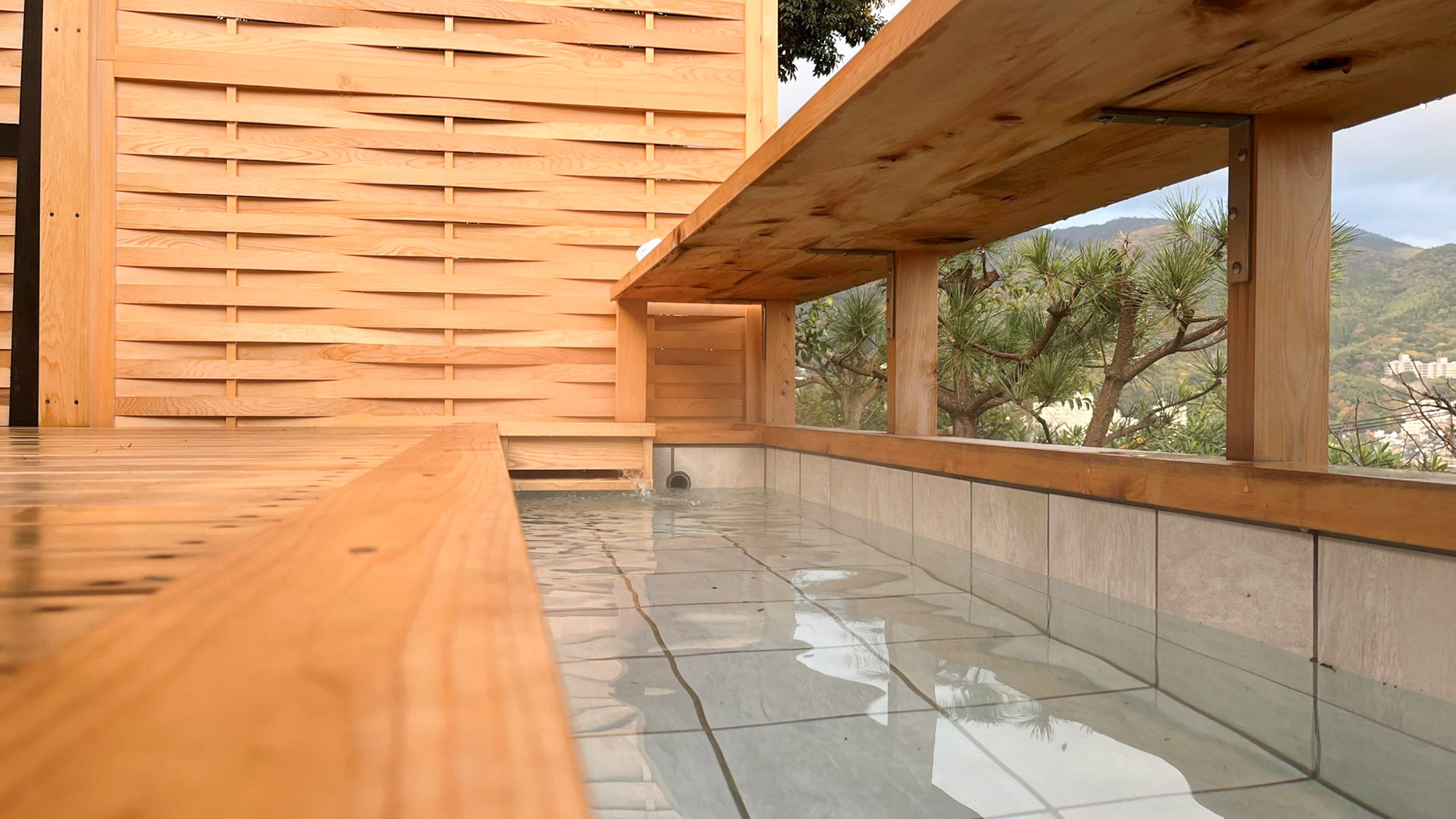 ・【足湯付テラス】足湯はもちろん温泉。絶景を眺めながらの足湯は格別です