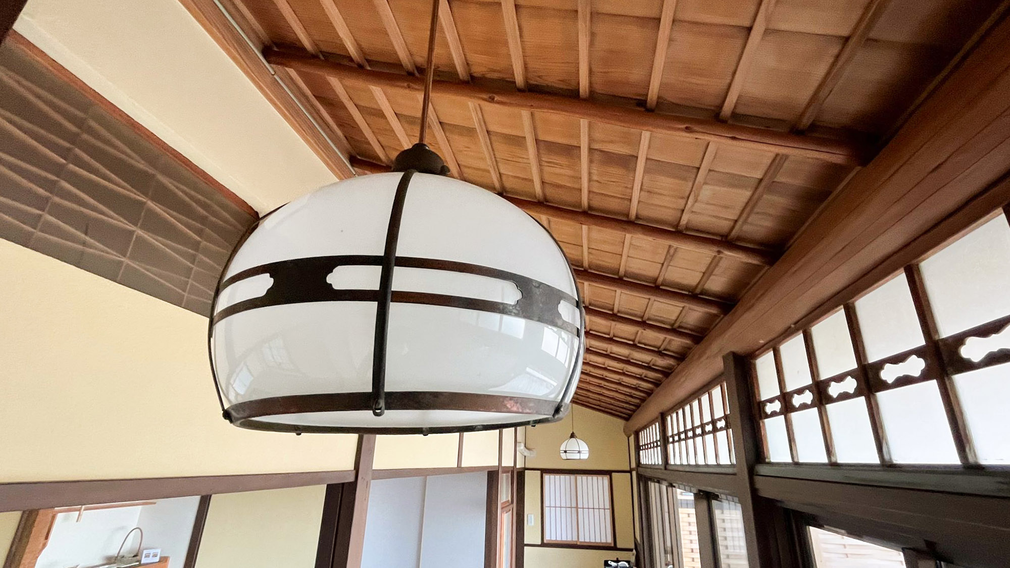 ・【インテリア】掛込天井という造りの斜めの天井。和風建築の良さが随所にございますのでご覧ください