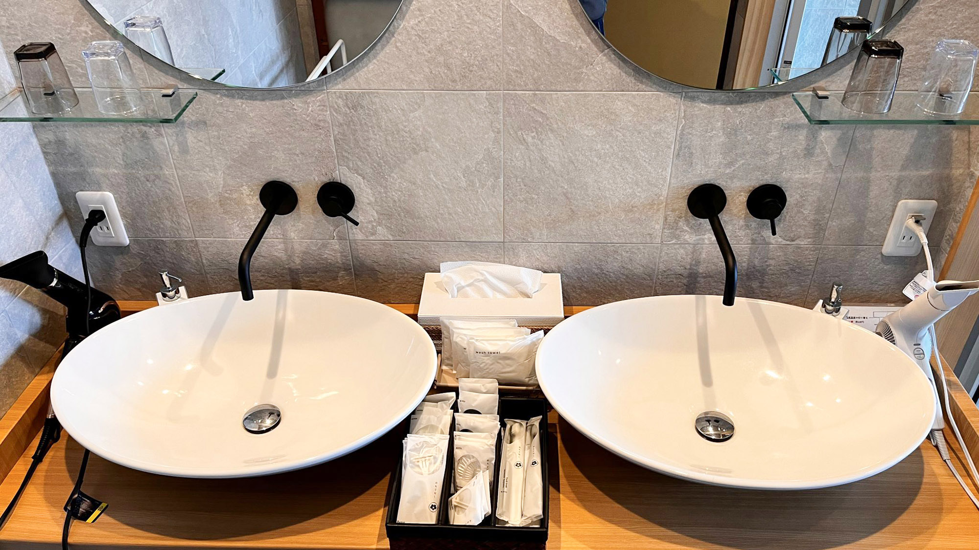 ・【洗面所】2ボウルの洗面台。お化粧や身だしなみを整えられます