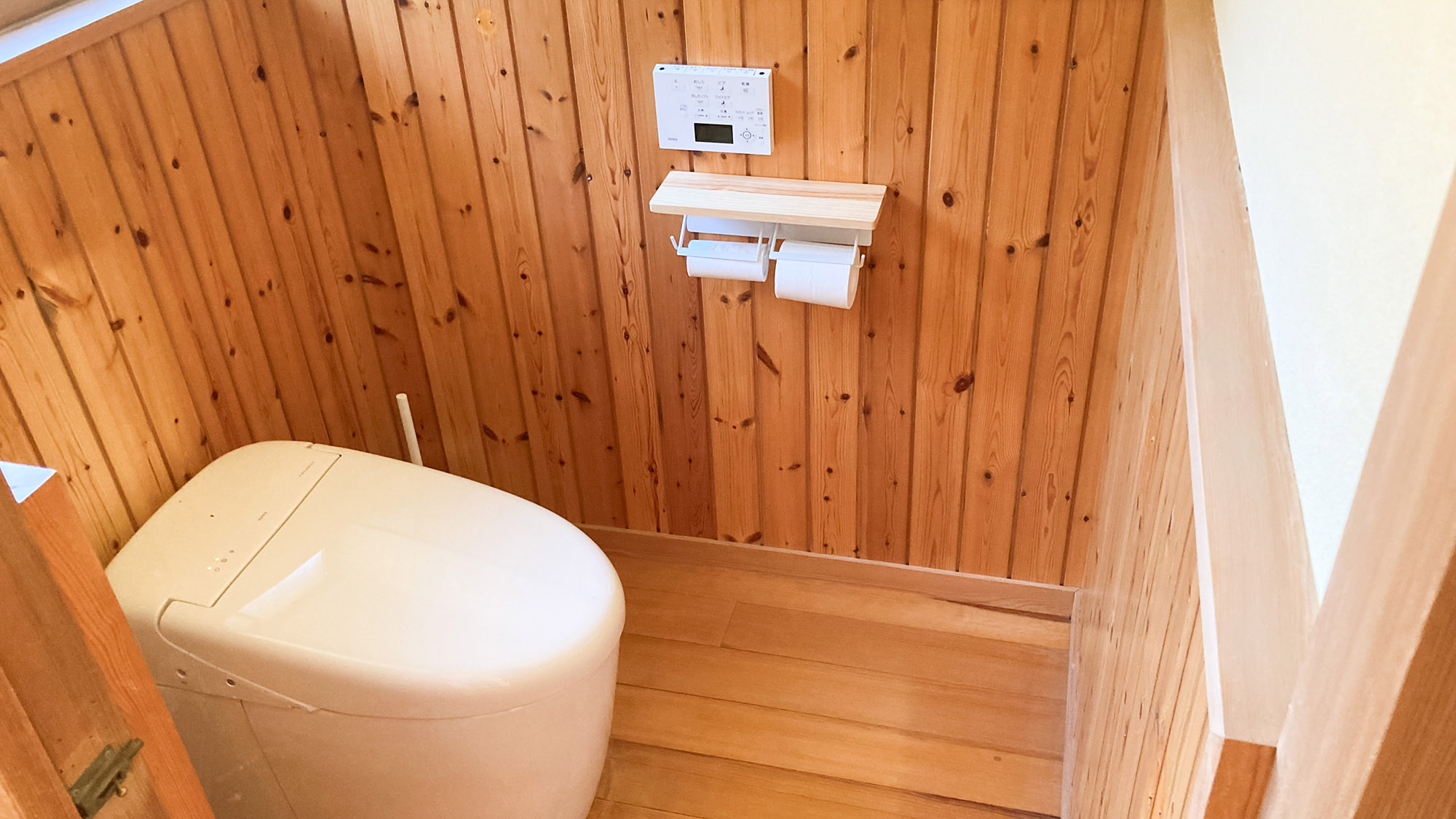 ・【トイレ（離れ）】温水洗浄機能付のトイレがございます