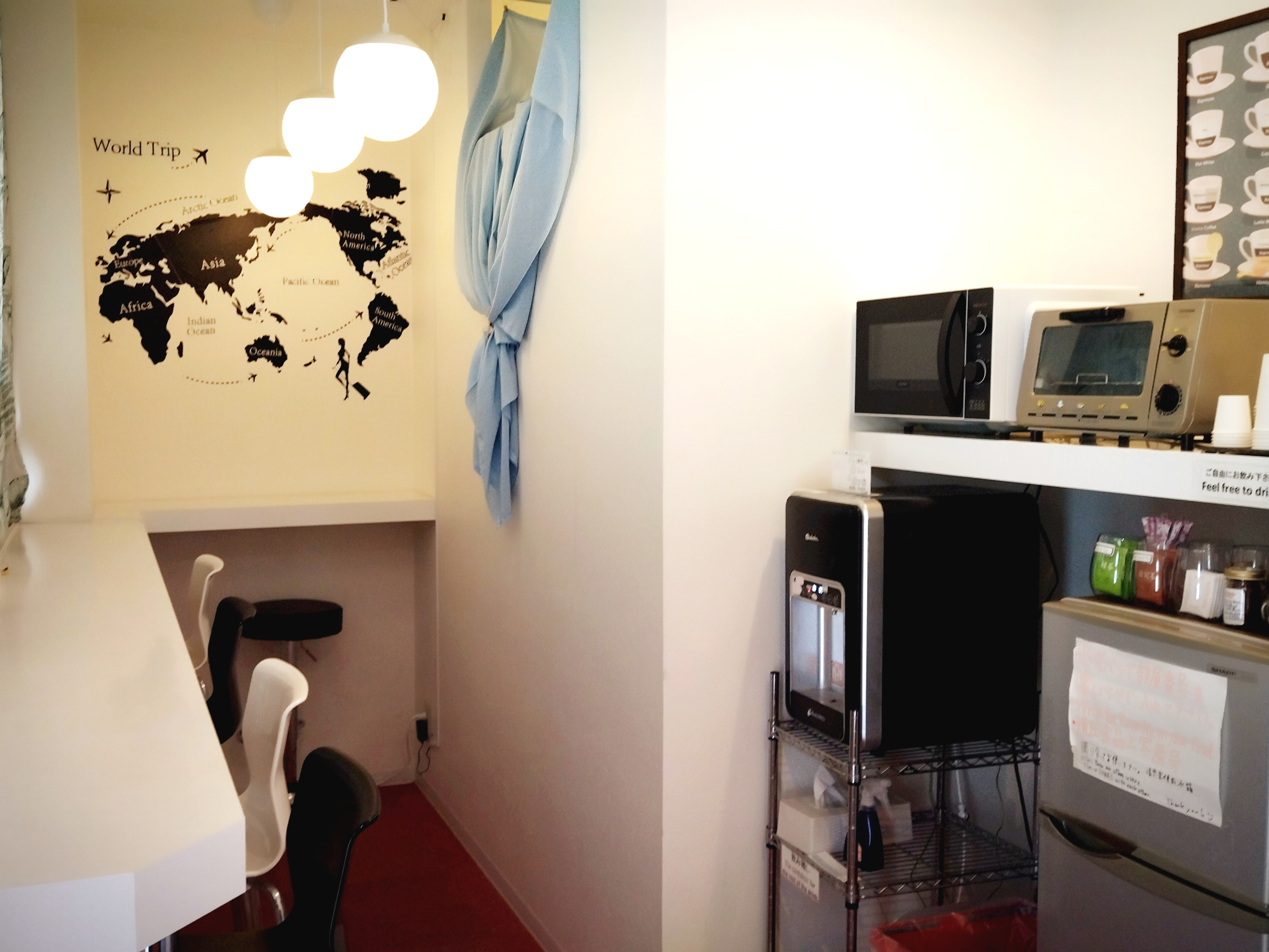 お部屋の外にも、自分だけの&ldquo;くつろぎ時間&rdquo;を。カフェ風の共用スペースには、ウォーターサーバーや電子レンジ、冷蔵庫のほか、コーヒー・紅茶・トースターもご自由にどうぞ♪紙コップや割りばしもご用意しています♪