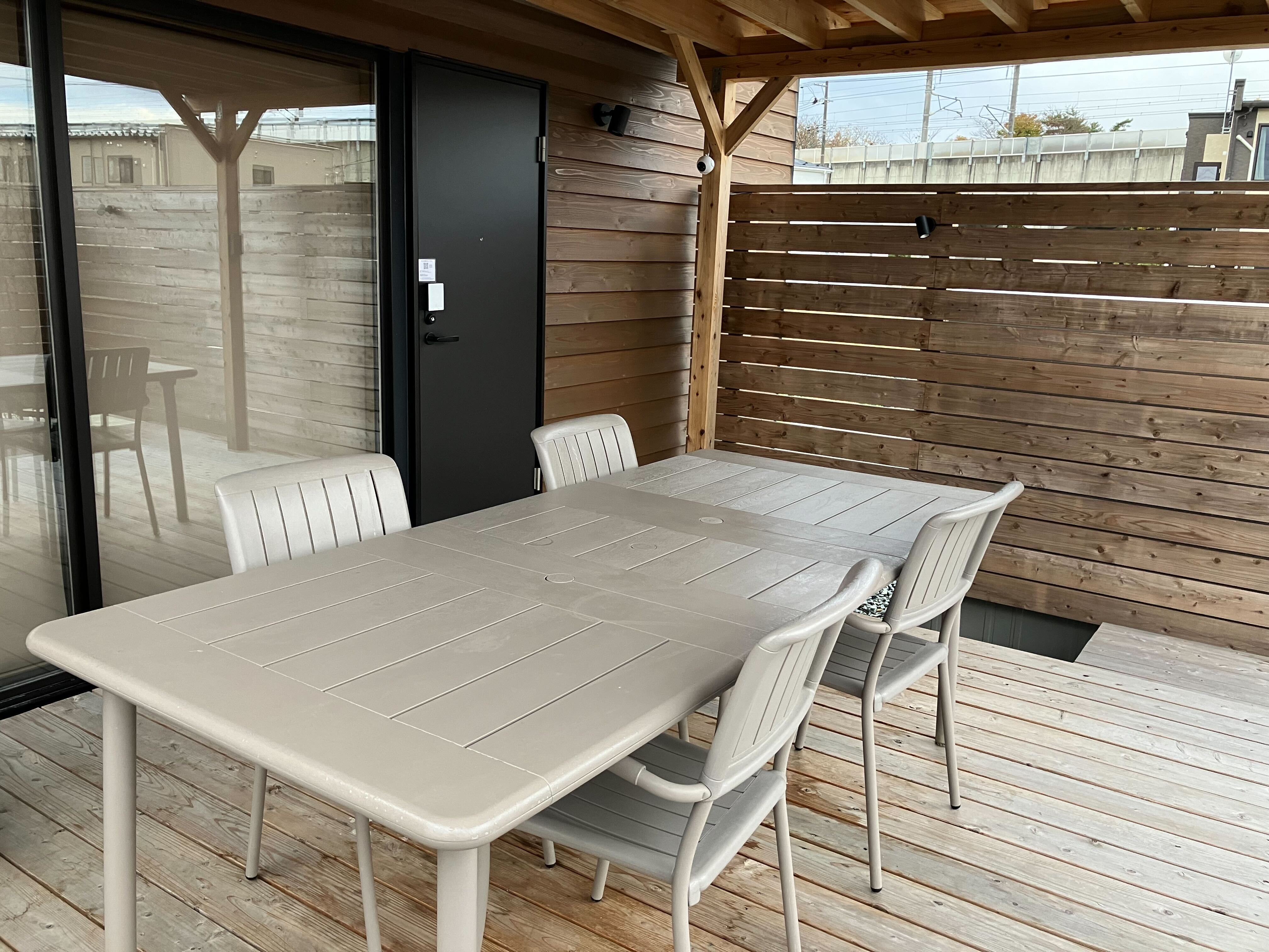 屋外ダイニング