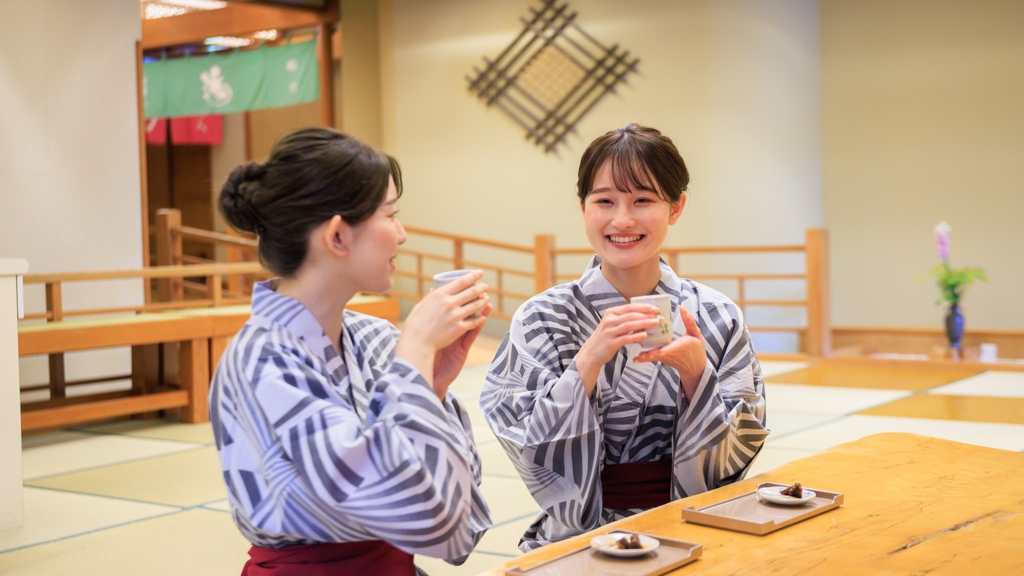 大浴場赤富士「湯上り茶処」煎茶・麦茶サービス／15:30～18:00