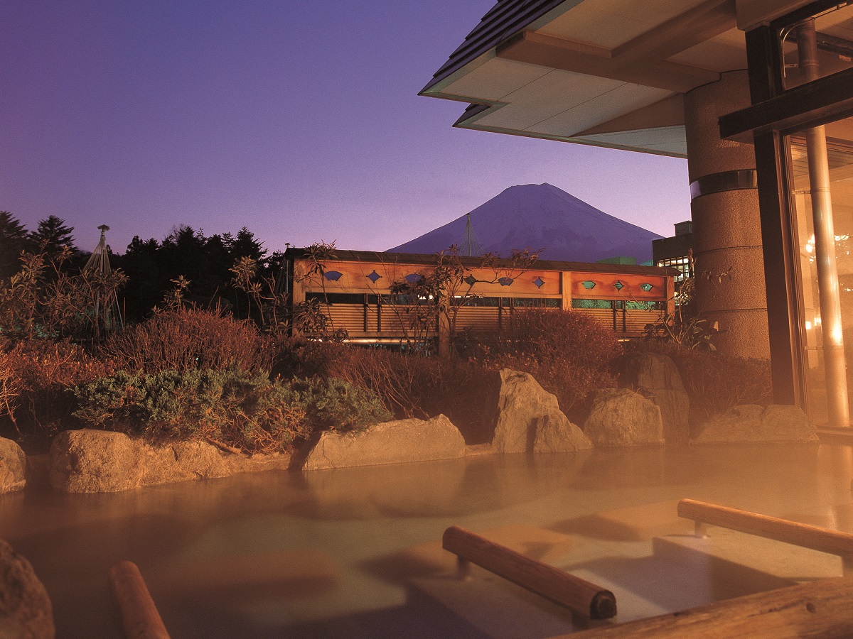 赤富士大浴場露天風呂（ご婦人）幻想的な夜の富士山と向かい会う