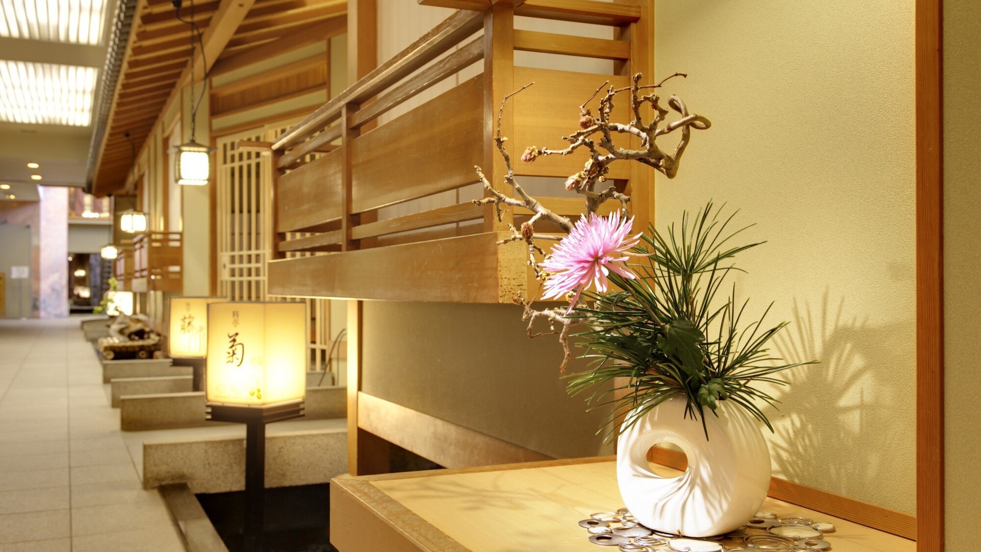 館内随所のいけばなもお客様をお待ちしております