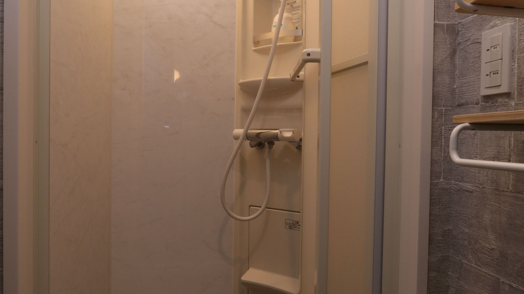 シャワールーム（男女別で各2つ有り)*
