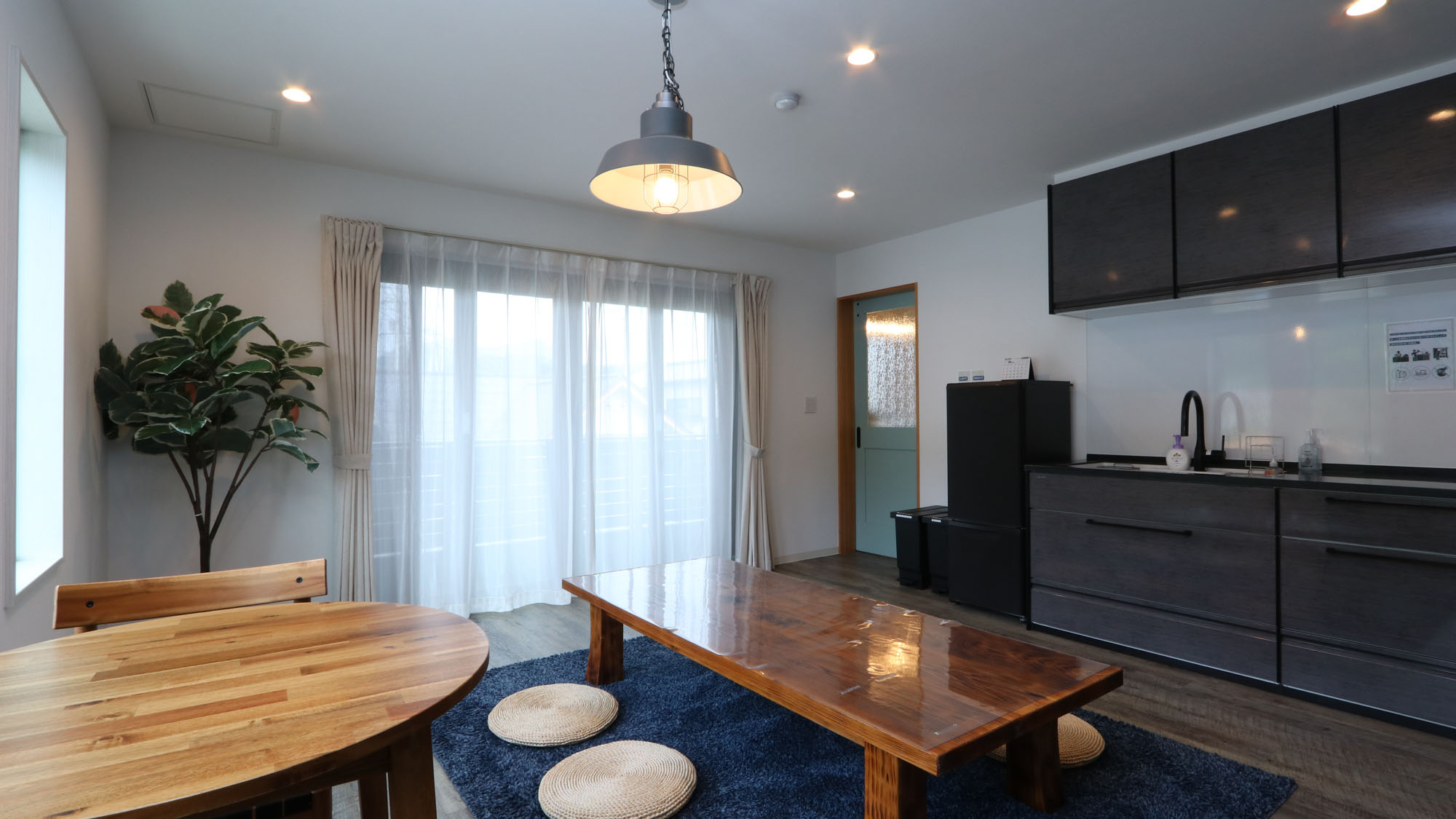 キッチンも備えた共用のラウンジスペース*