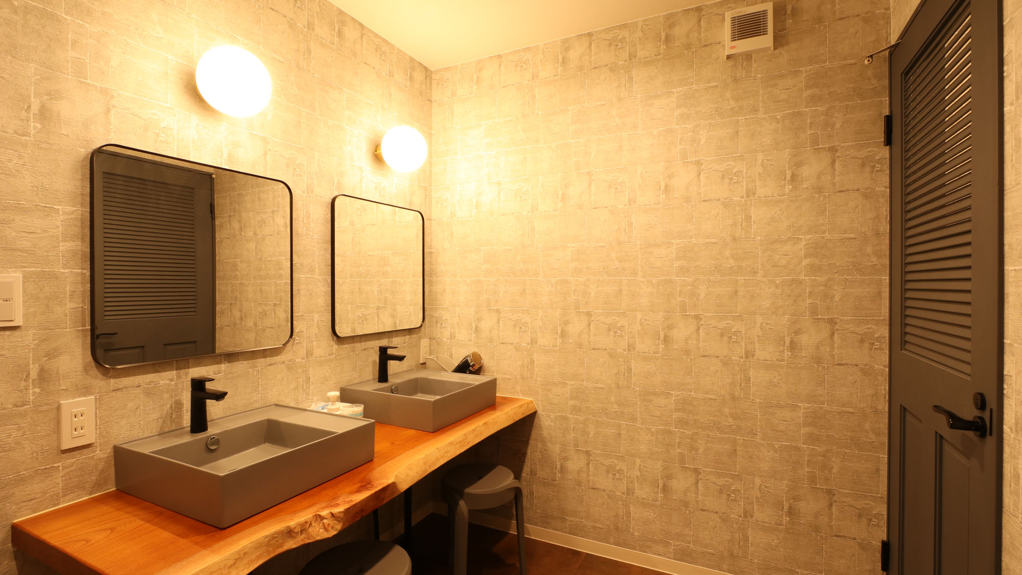 洗面スペース（男女各1つずつ有り）*