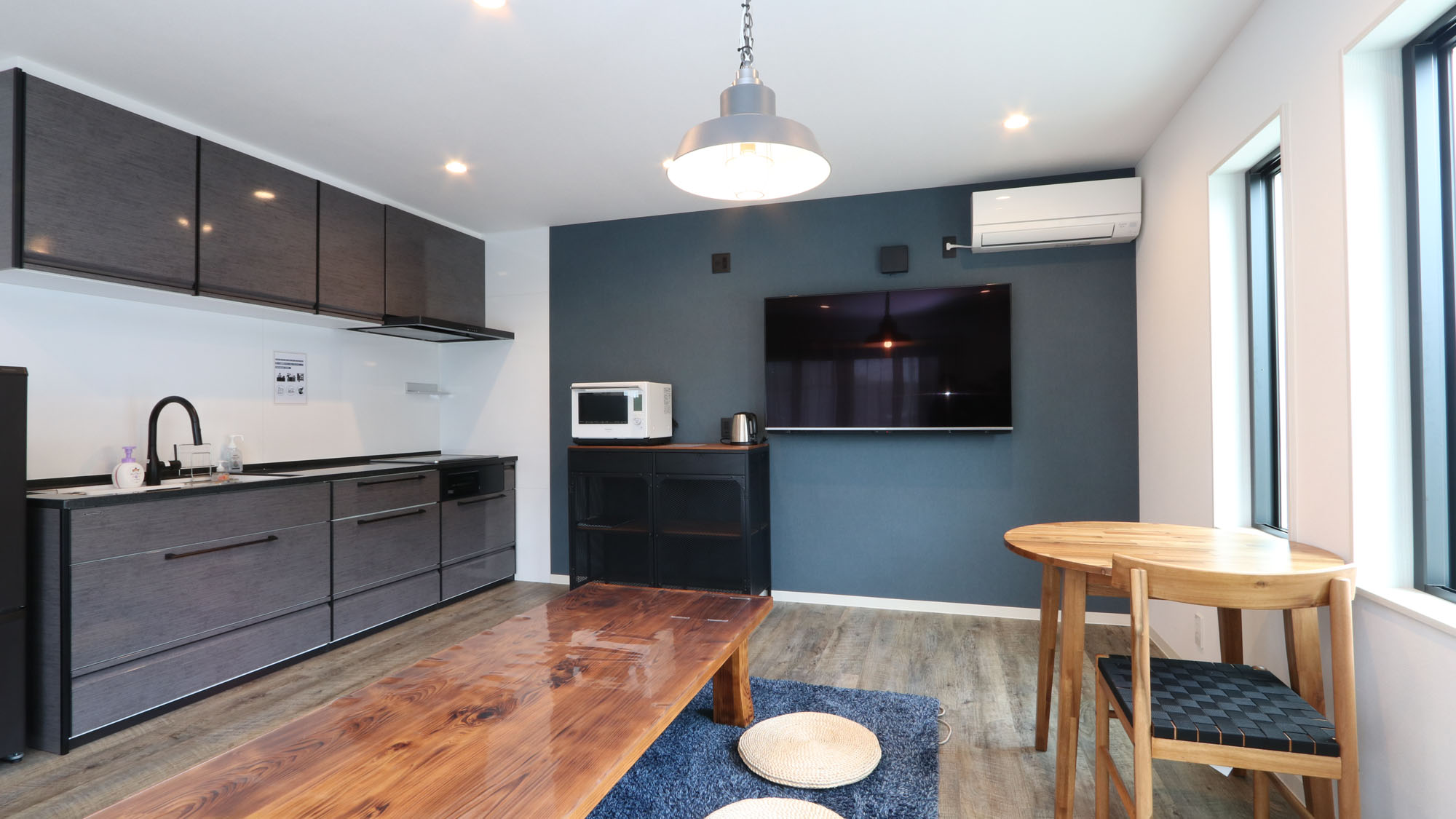 キッチンも備えた共用のラウンジスペース*