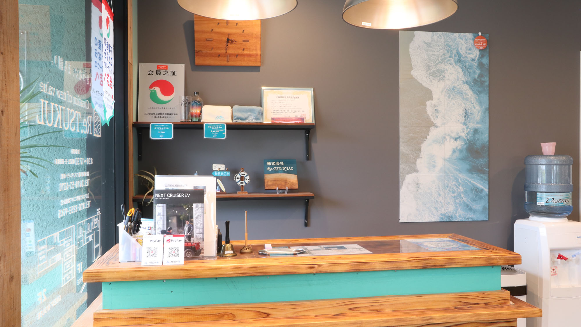 フロントは1Fの事務所内に設けております*