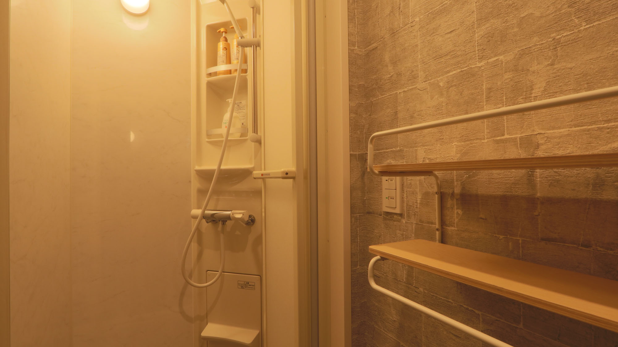 シャワールーム（男女別で各2つ有り)*