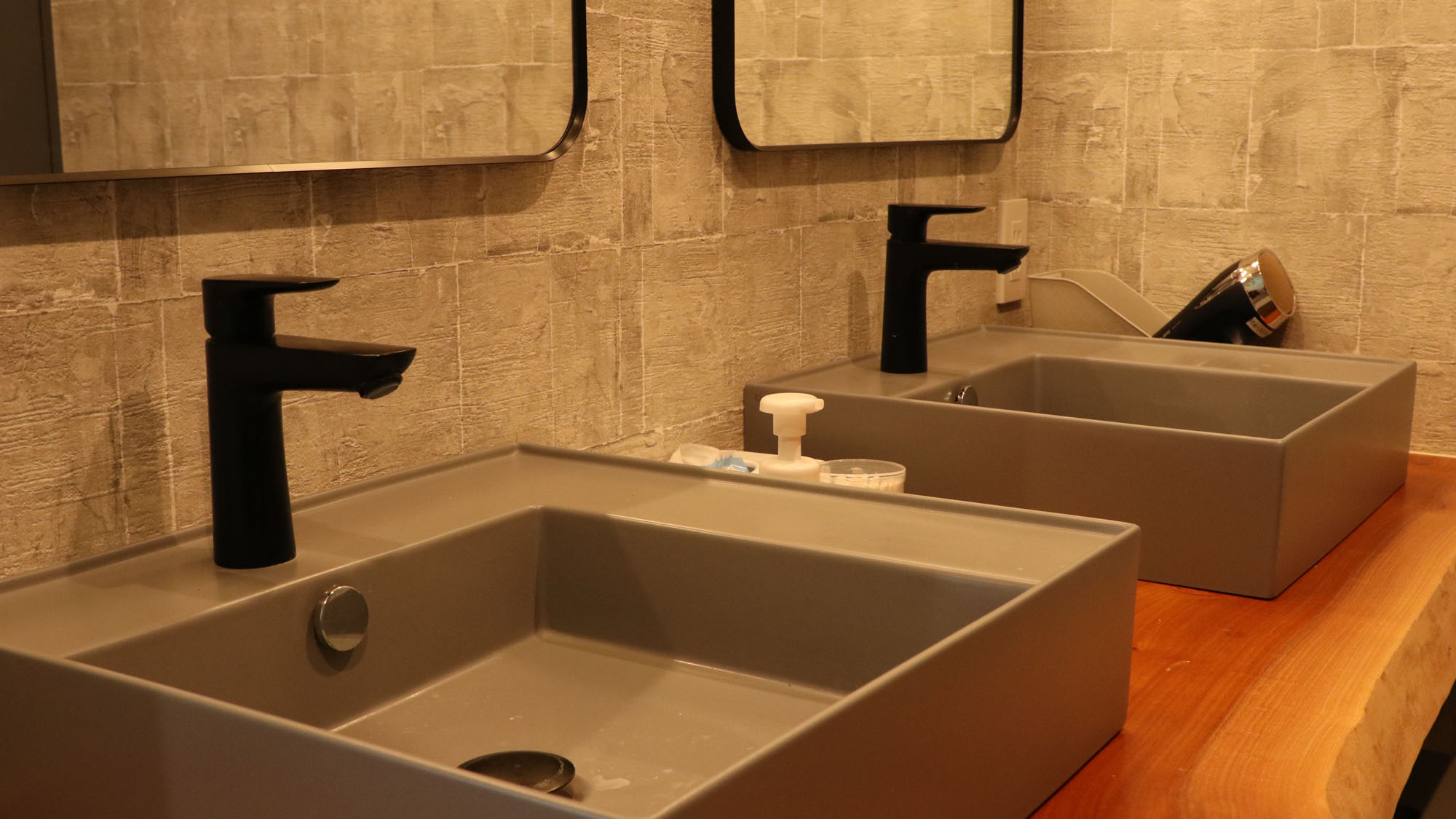 洗面スペース（男女各1つずつ有り）*