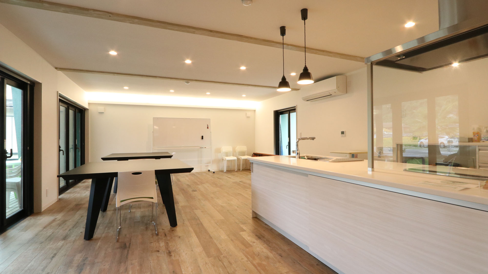 建物1Fはワークショップやリモートワークに活用可能なレンタルスペース*