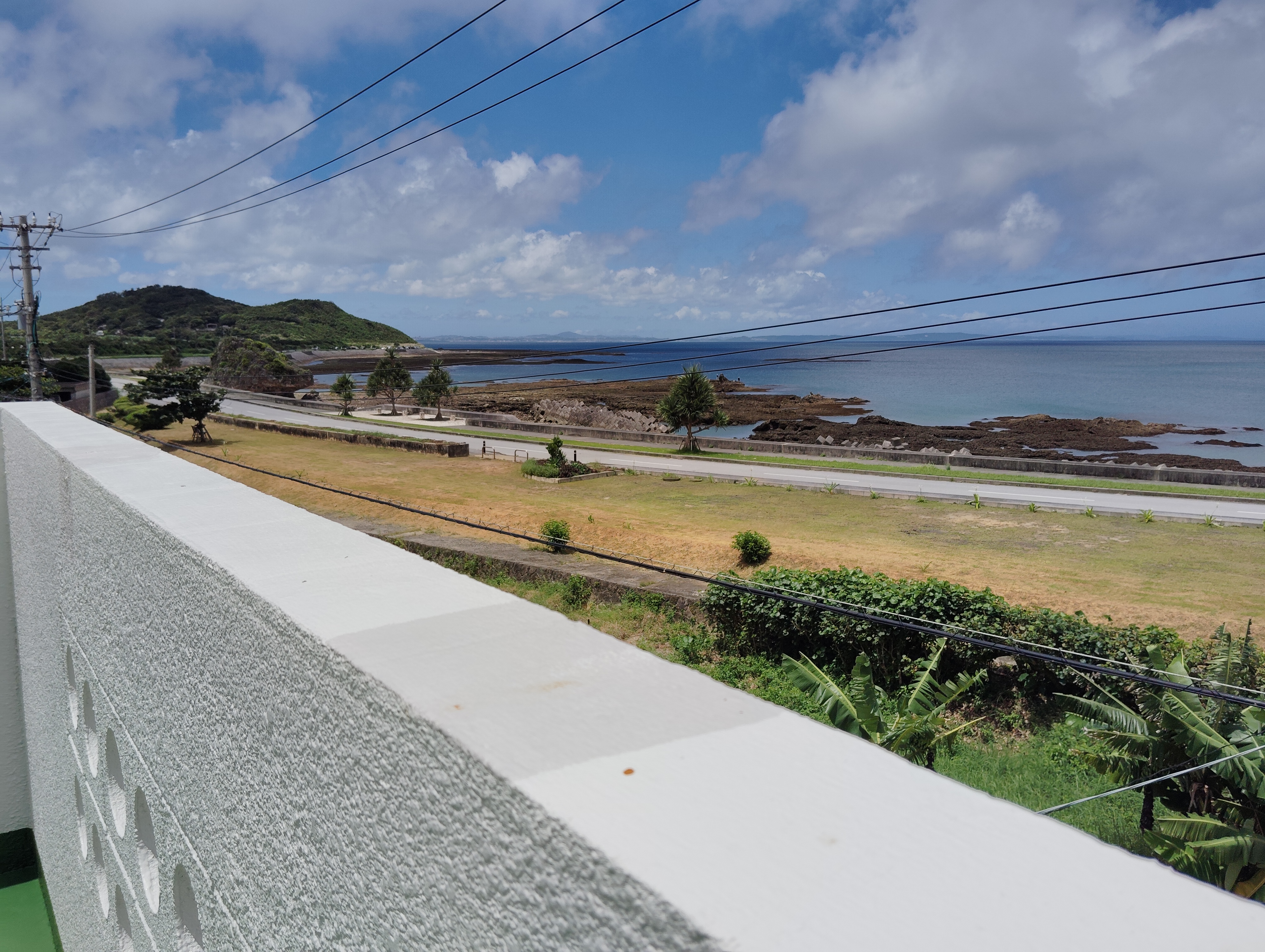 パラソルの下から夏の景色