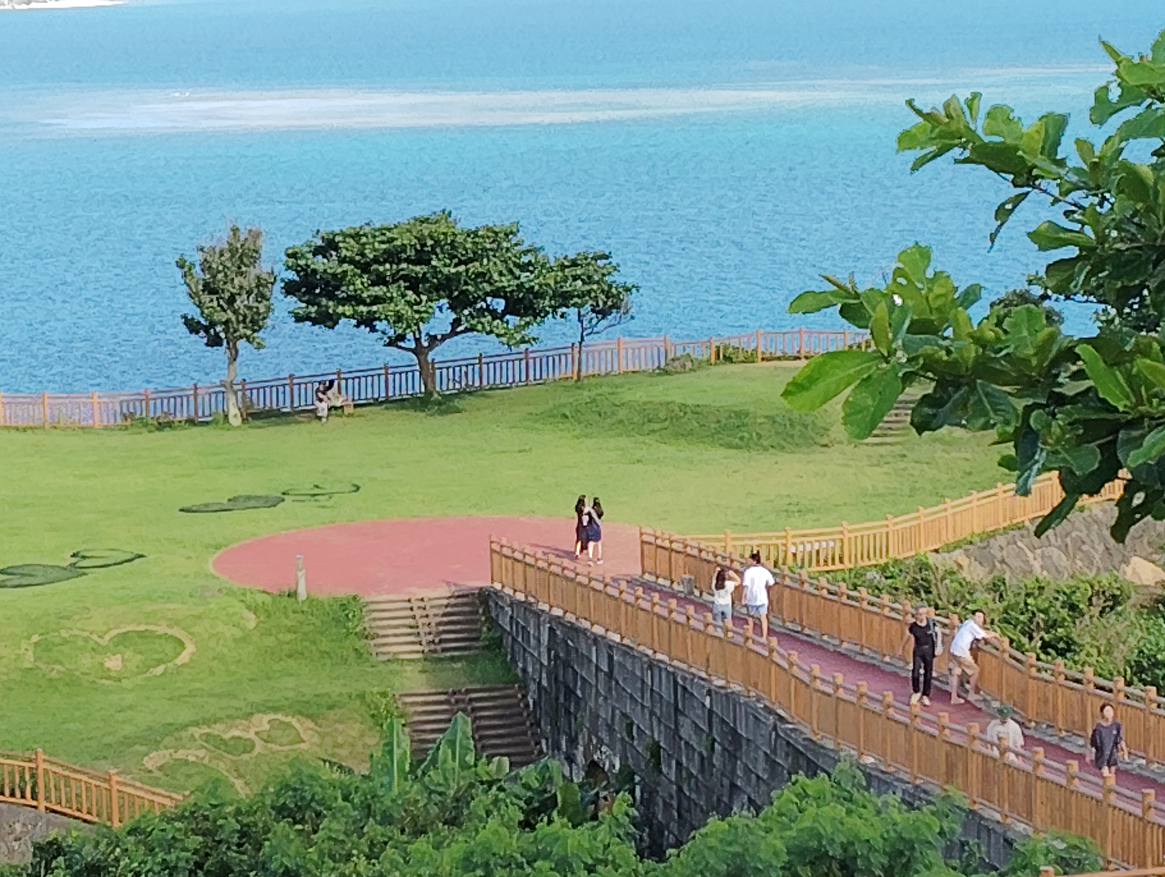 小さな橋を渡ると岬公園の絶景が待ってる