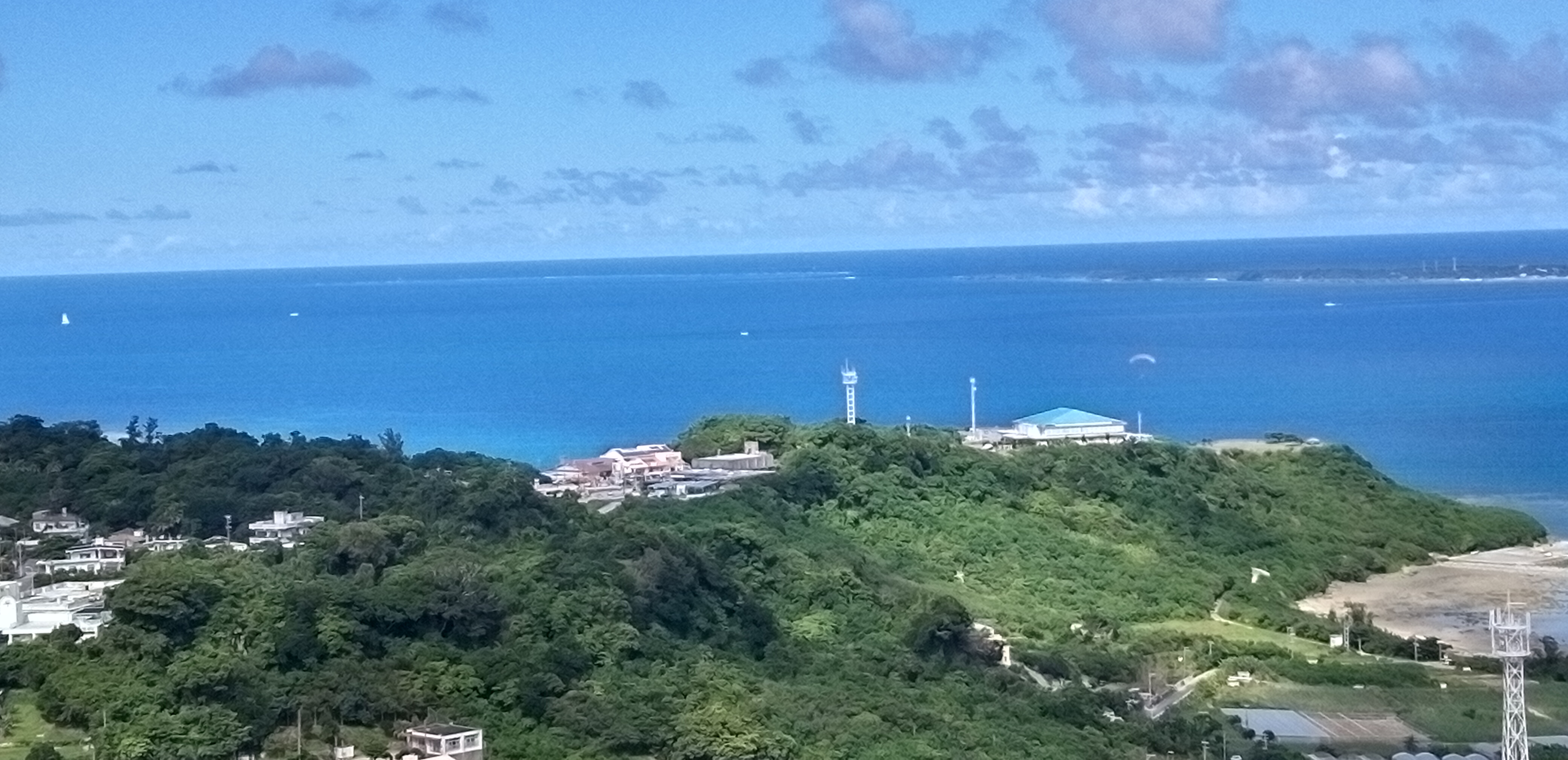 岬公園と体育館を望む