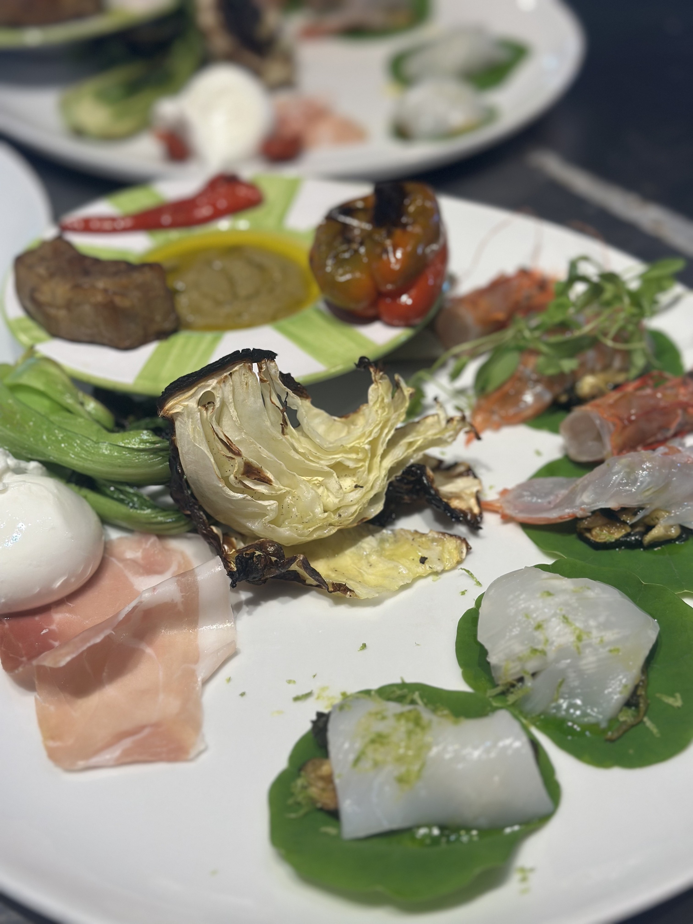 アンティパスト盛り合せを大皿にて人数分