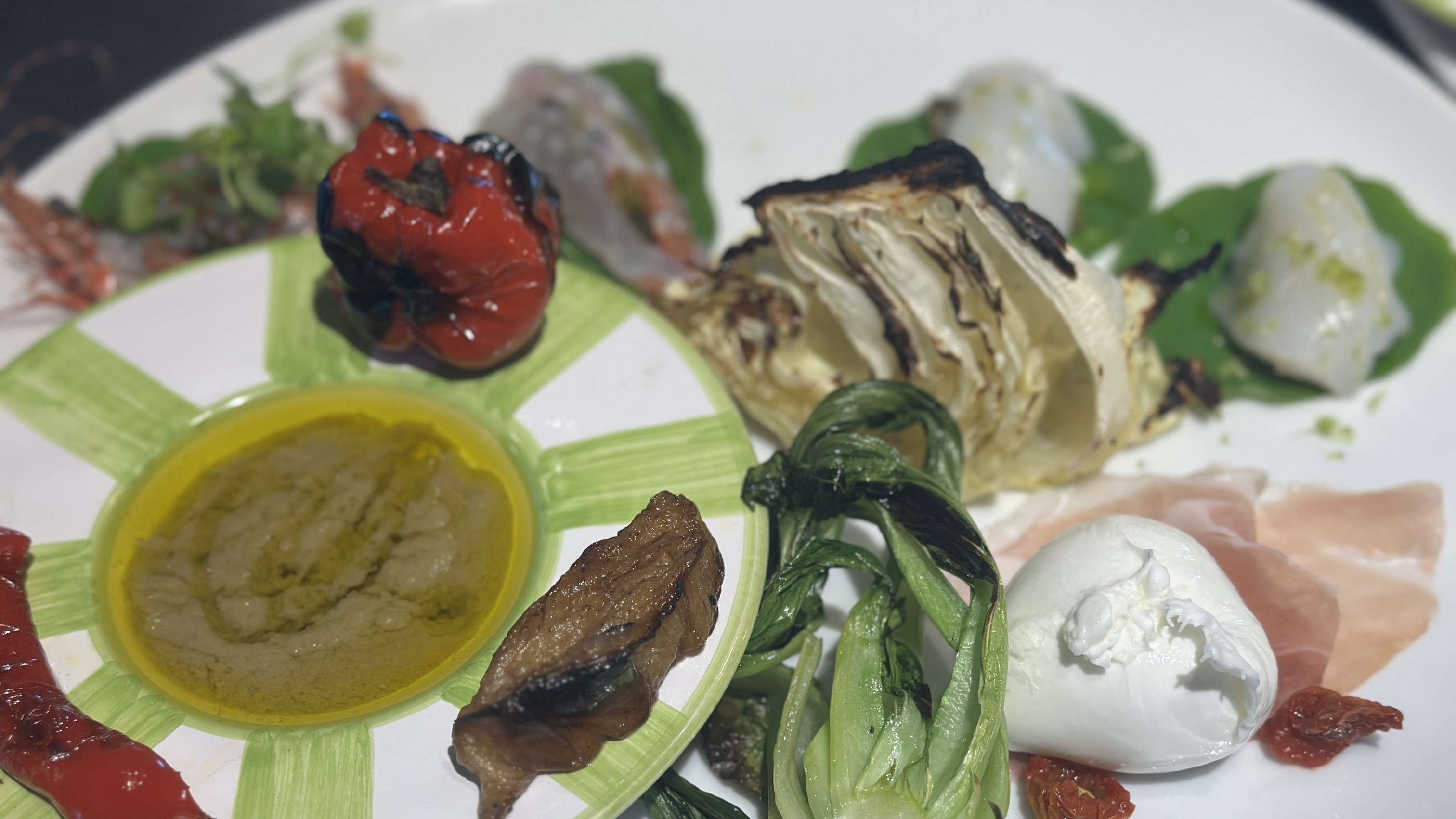 アンティパスト盛り合せを大皿にて人数分