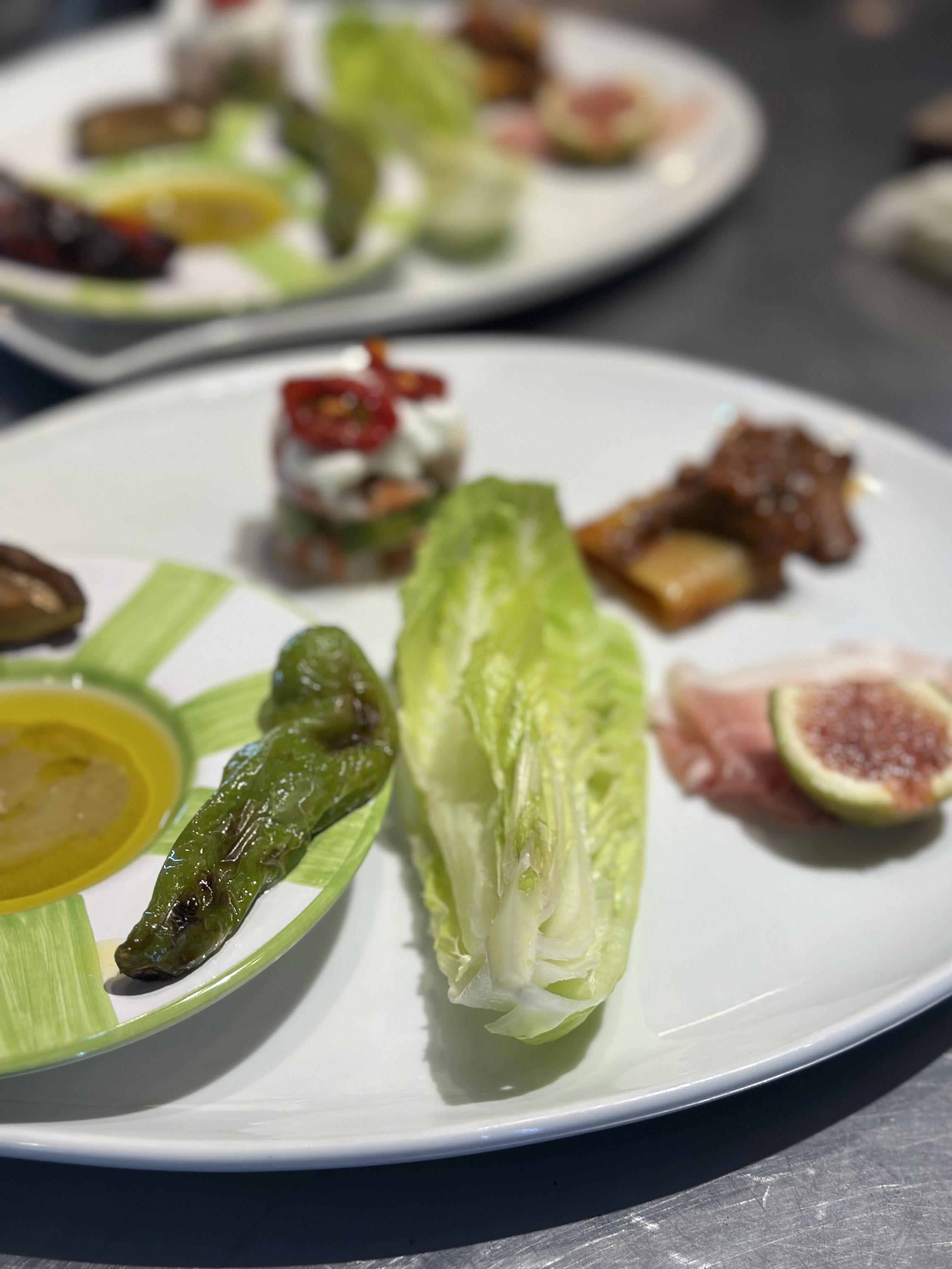 アンティパスト盛り合せを大皿にて人数分