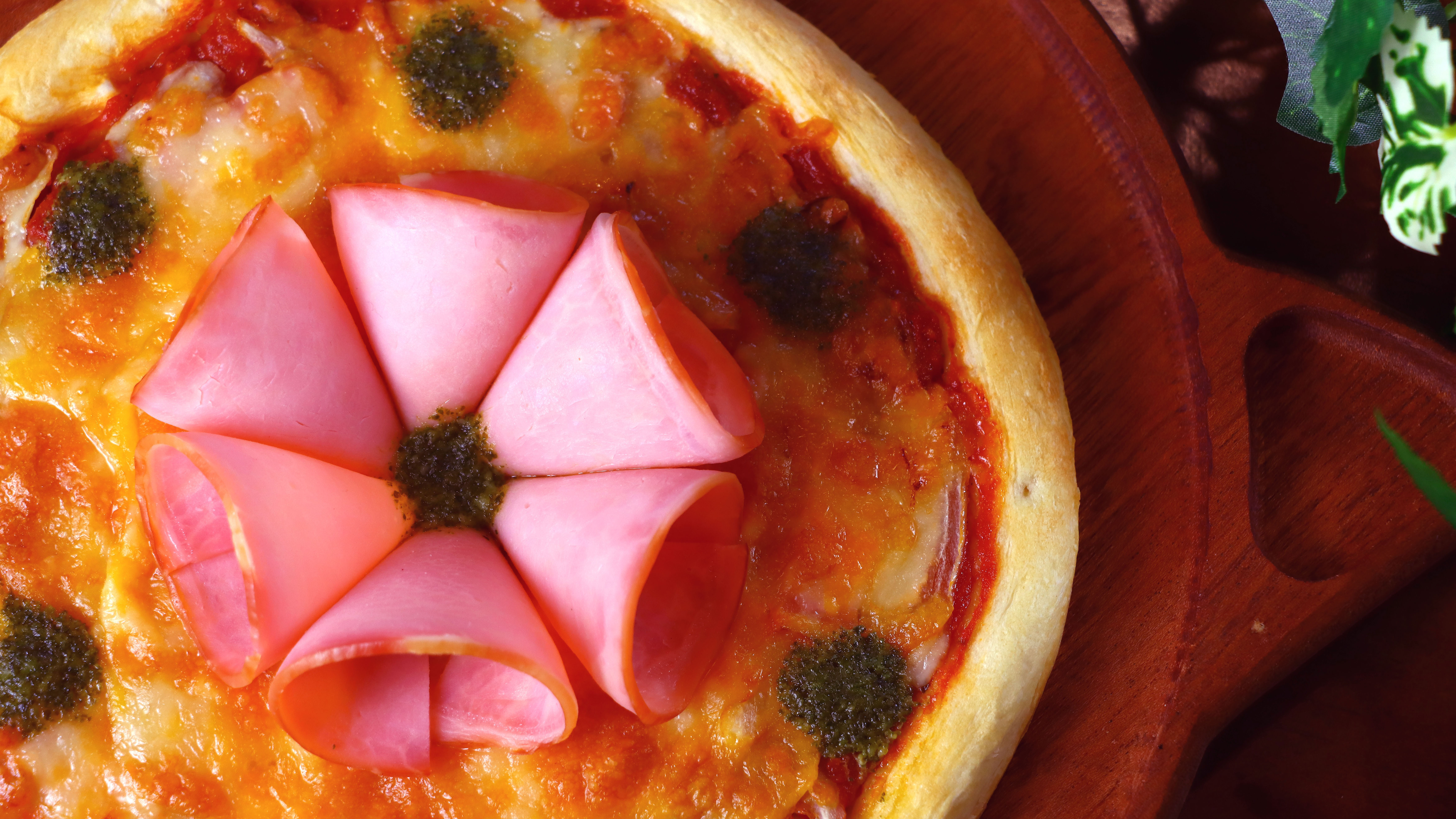 ジューシーなローストハムのトマトピザ