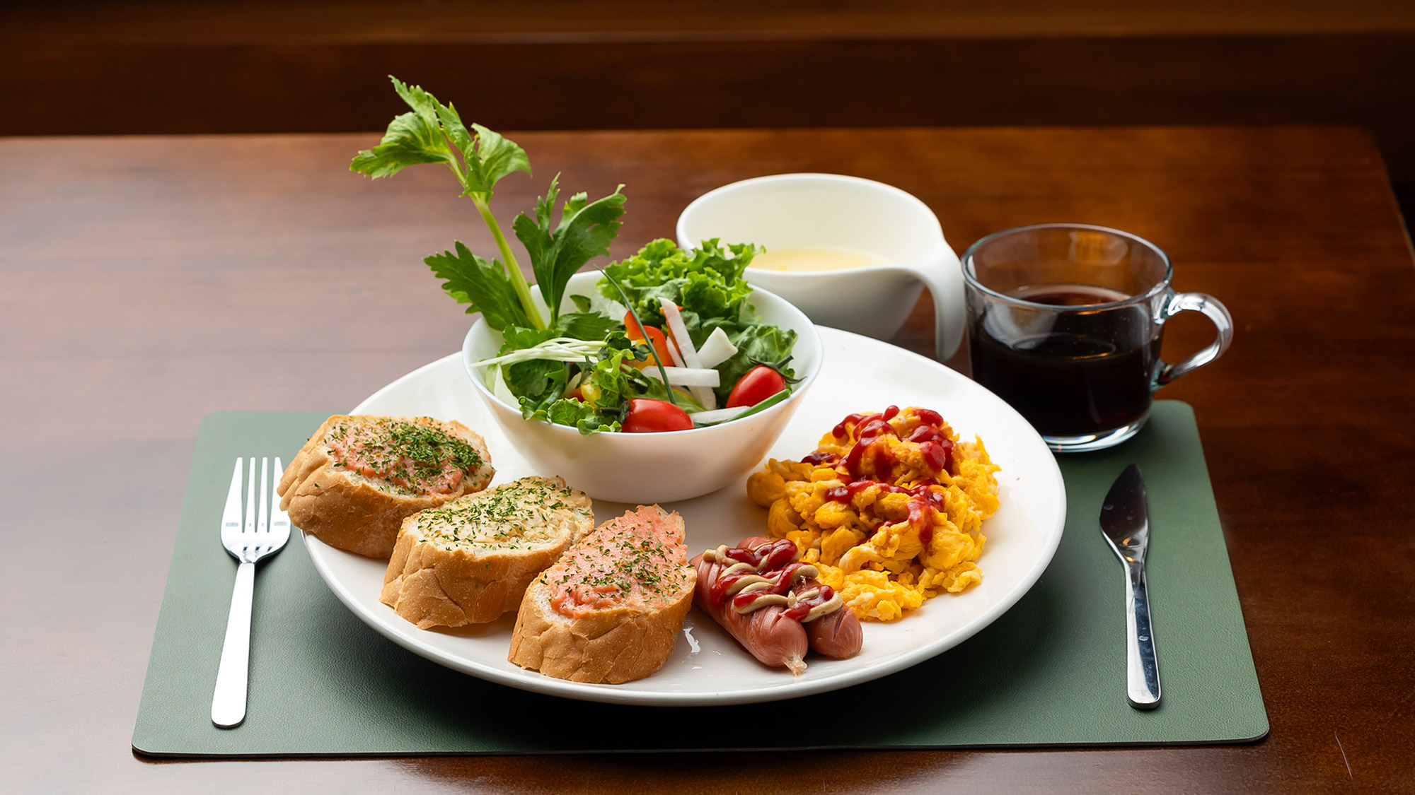 ・【洋朝食一例】3種類の異なる風味のバゲットや卵料理、サラダなどバランスのよい献立です