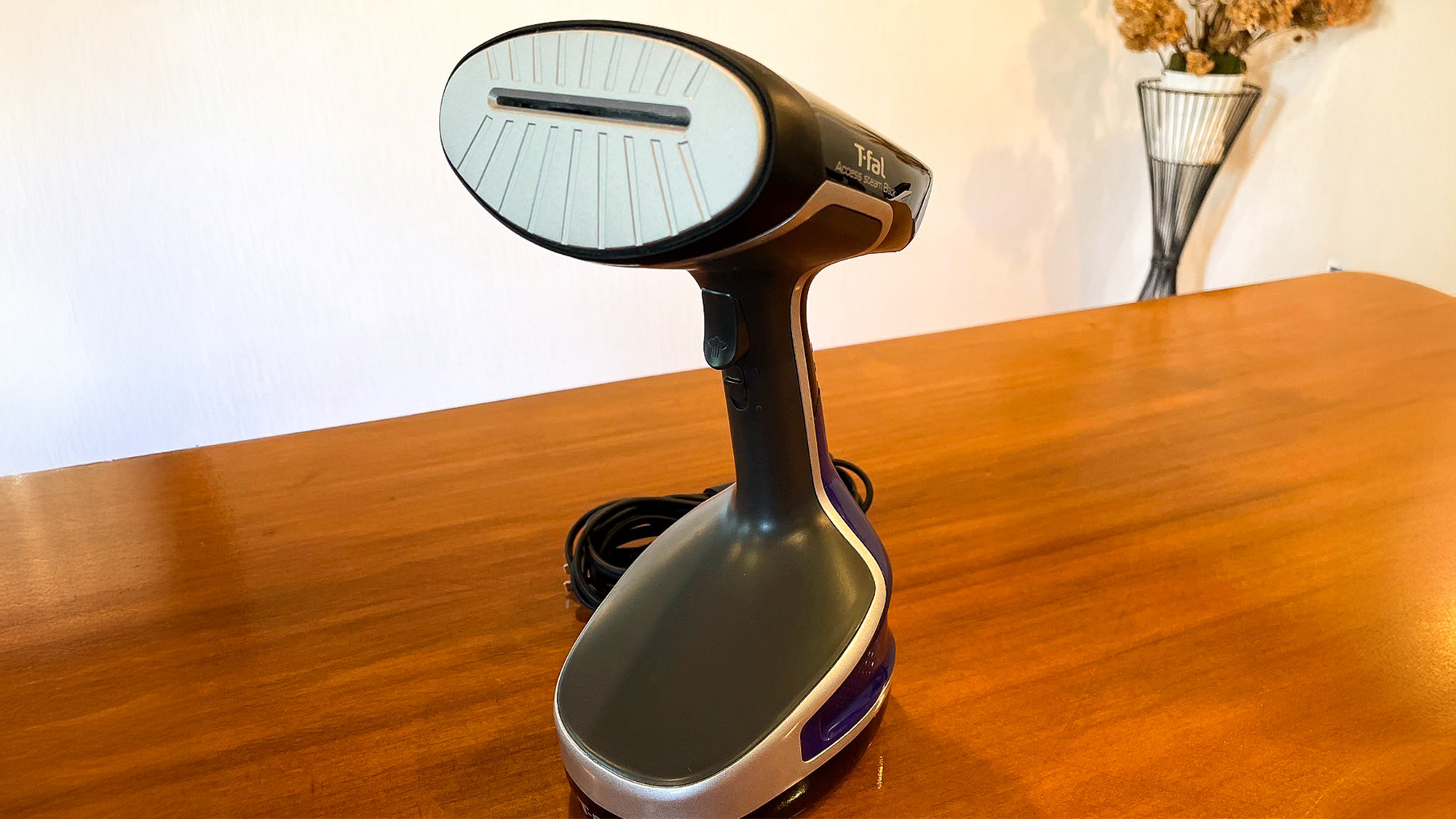 ・【スチームアイロン(貸出)】外出前にお洋服のシワが気になる時などアイロンのご用意がございます