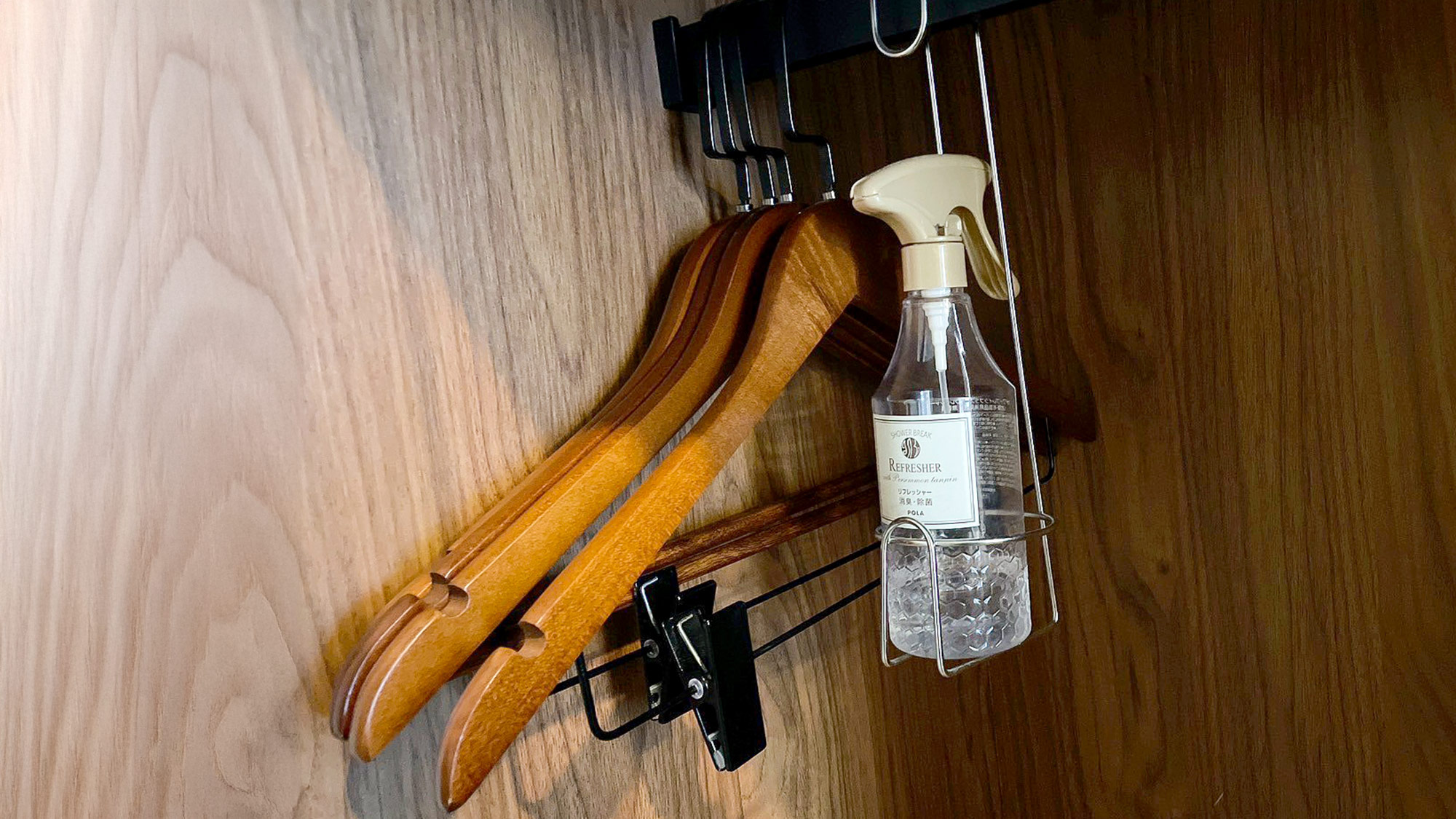 ・【消臭スプレー】外出から戻られた際など、ハンガーにかける前に消臭スプレーをお使いください