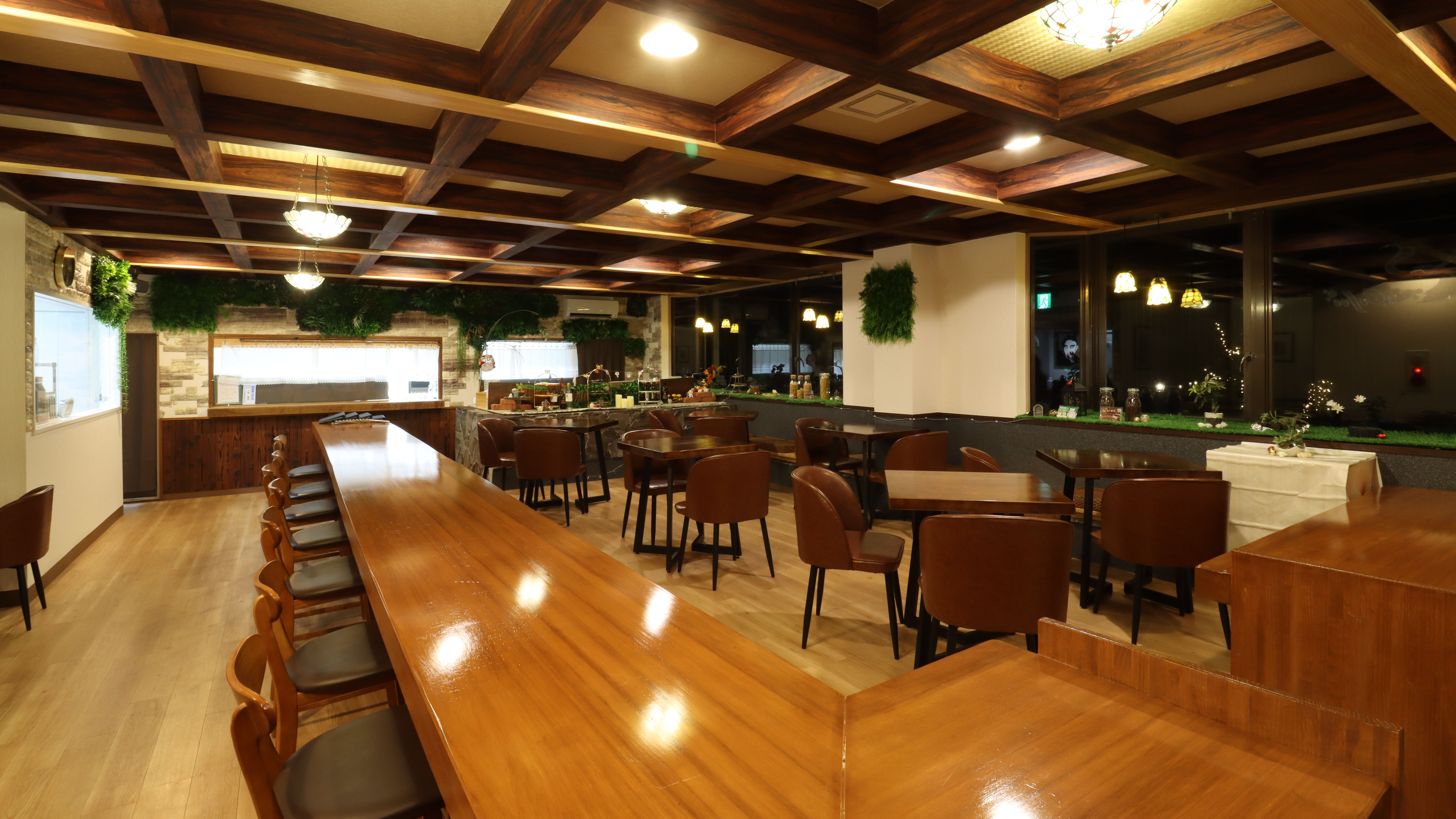 レストラン　お好きな席にお座りください