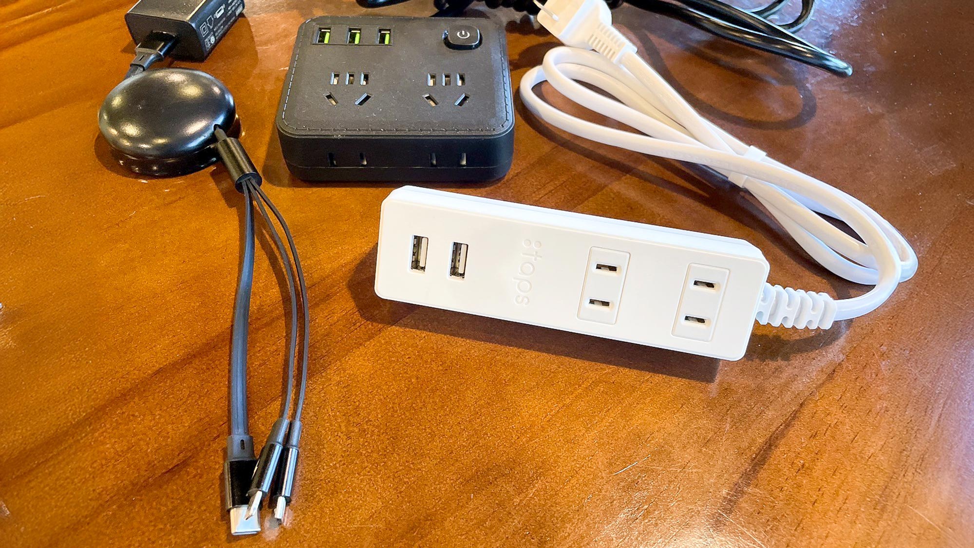 ・【電源アクセサリー】スマホやPCの充電も安心。延長コード、充電器をご用意しております